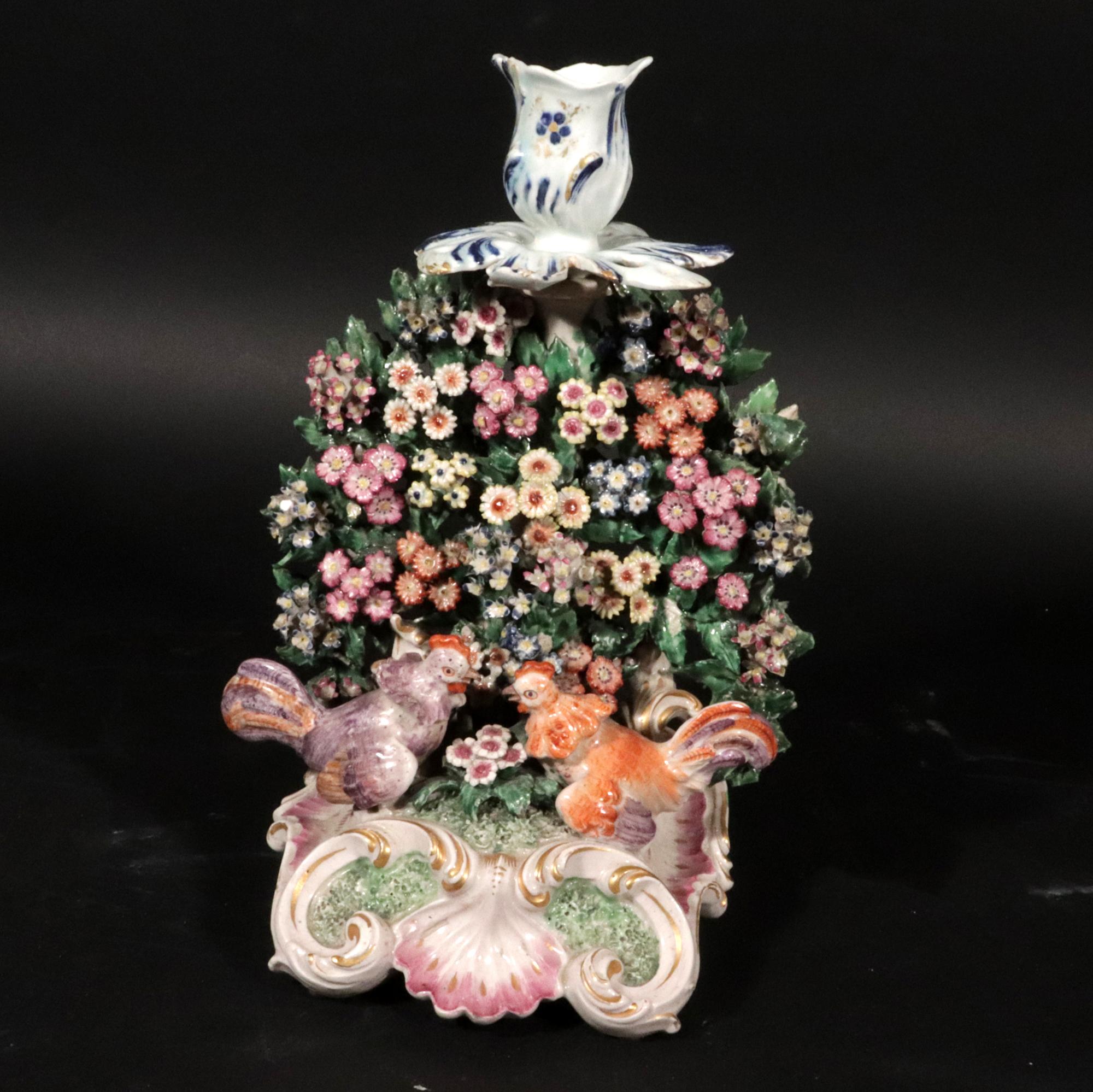 Candeleros de porcelana Derby decorados con gallina y pollitos mediados del siglo XVIII en venta