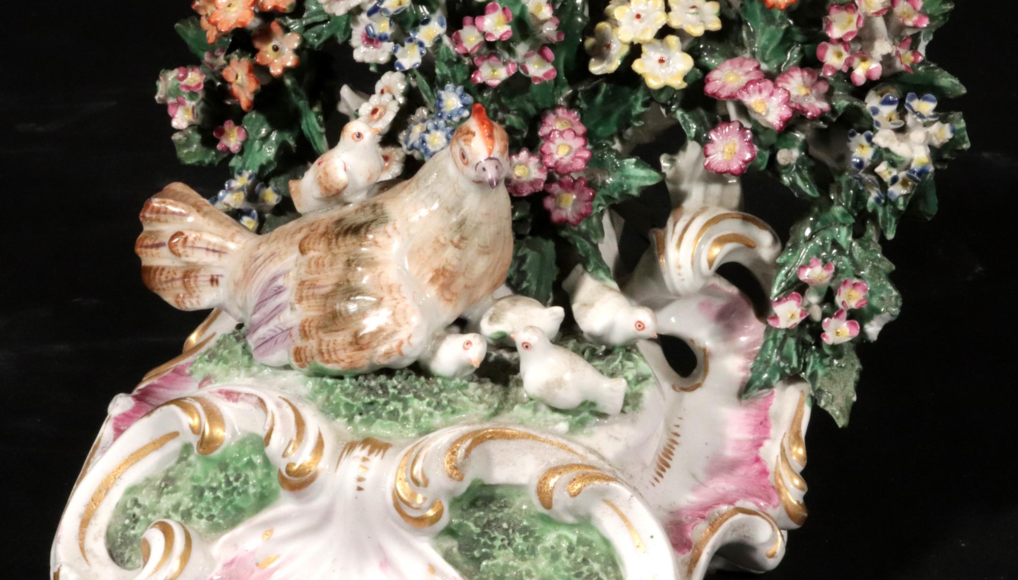 Candeleros de porcelana Derby decorados con gallina y pollitos Porcelana en venta