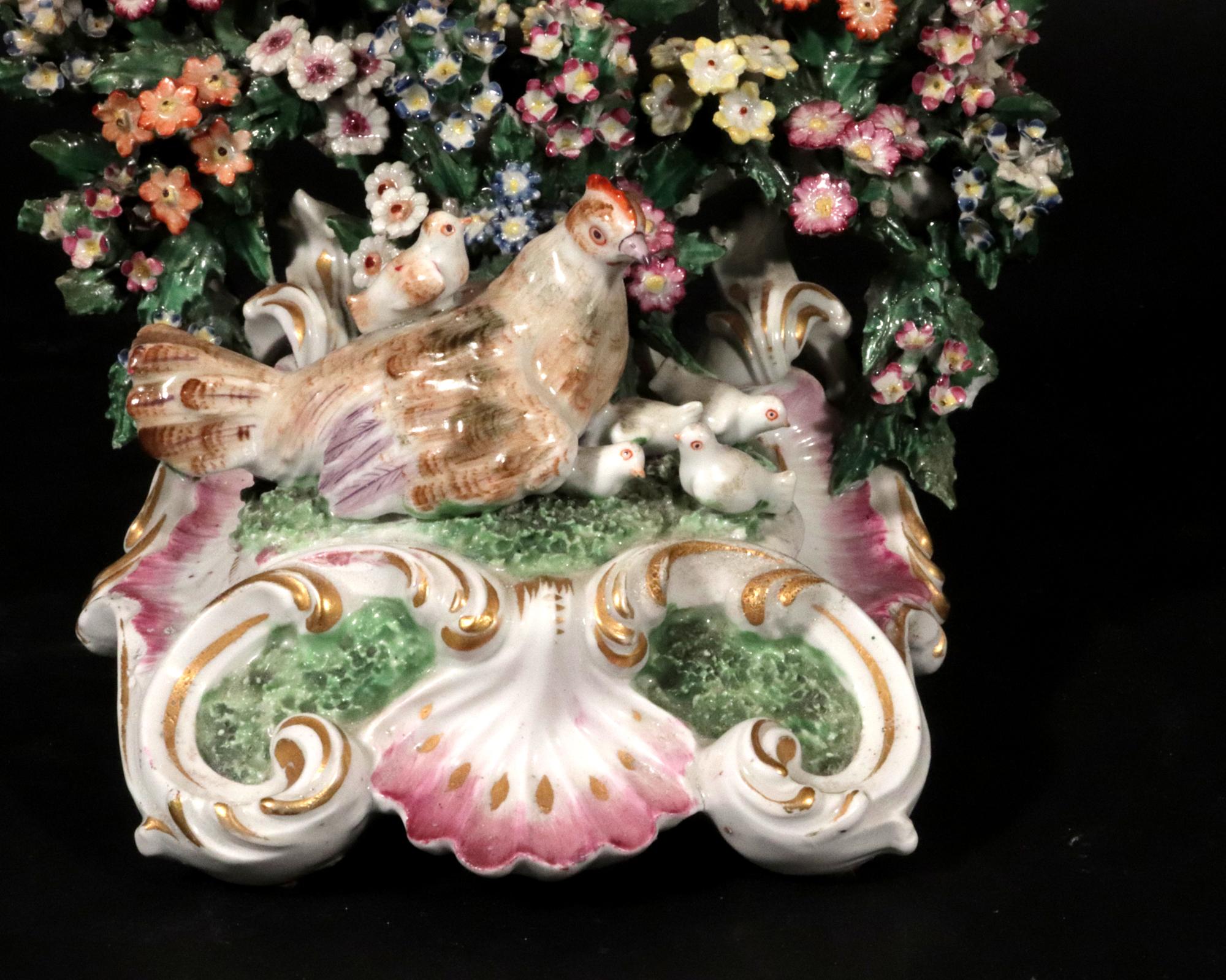 Candeleros de porcelana Derby decorados con gallina y pollitos en venta 1