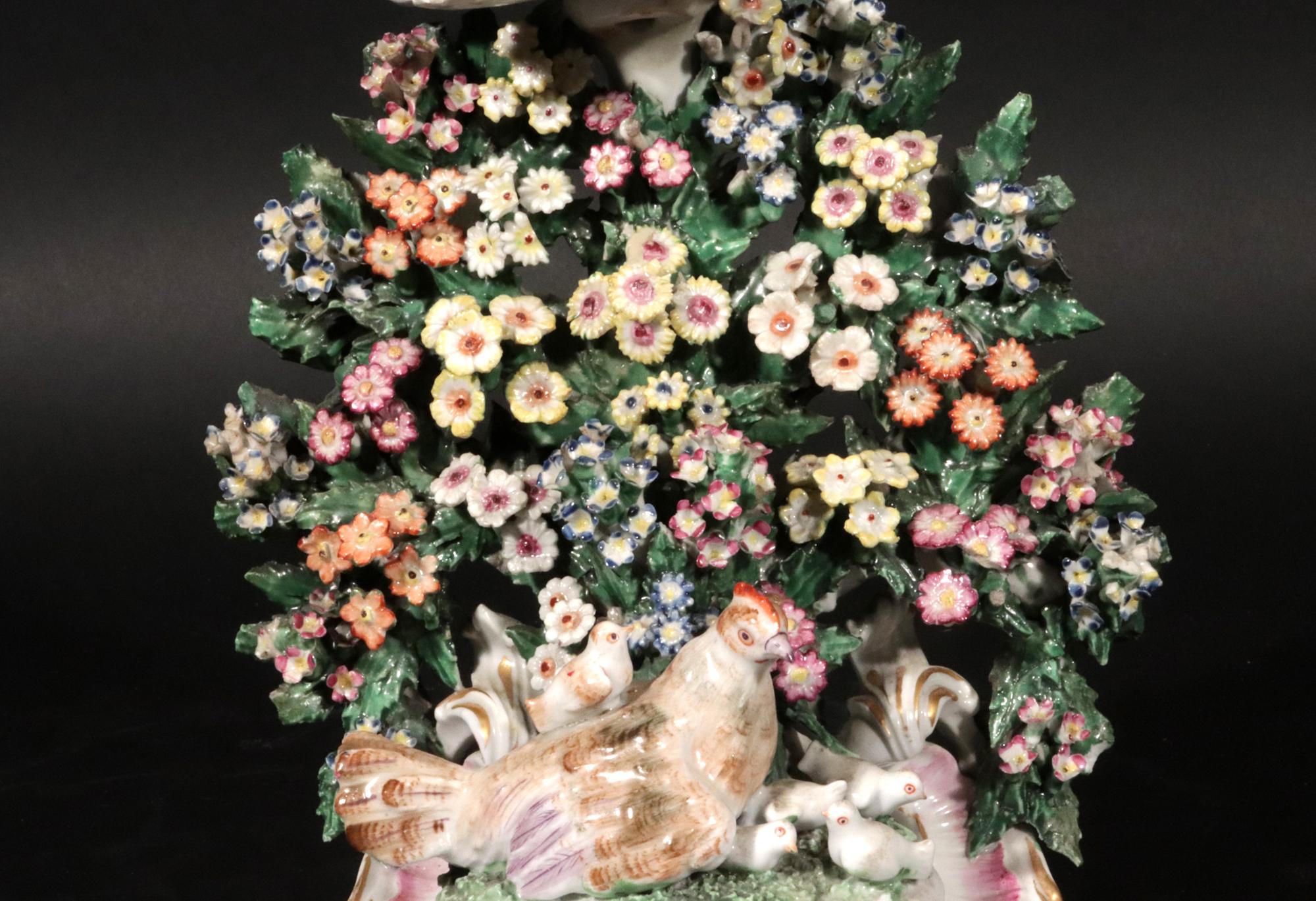 Candeleros de porcelana Derby decorados con gallina y pollitos en venta 2