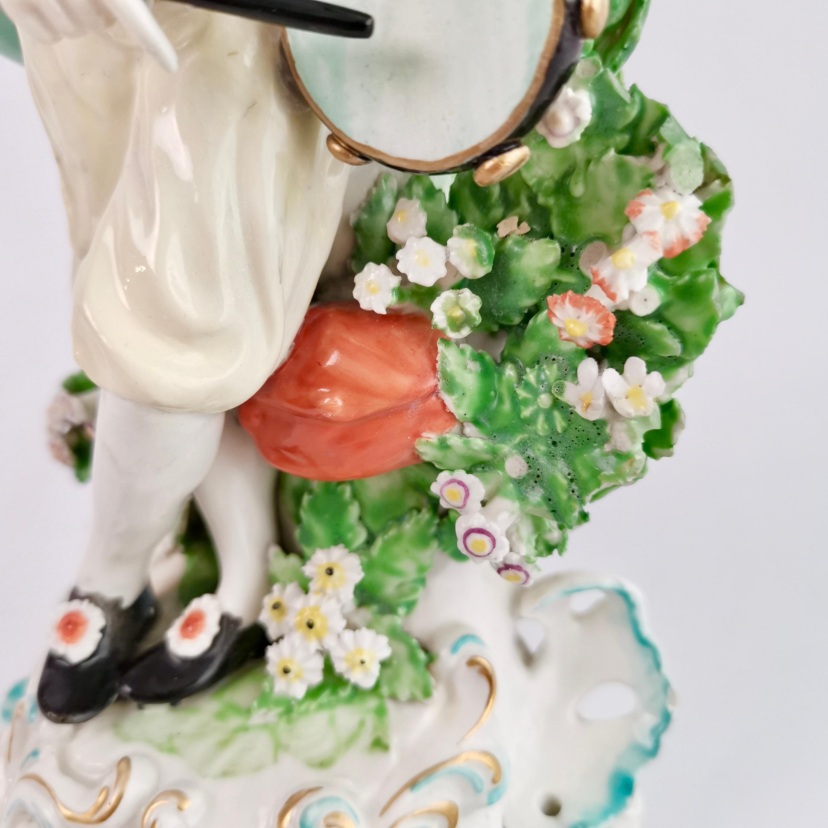 Figure en porcelaine du Derby représentant un musicien avec un drapeau et un tabouret, Rococo, vers 1765 en vente 3