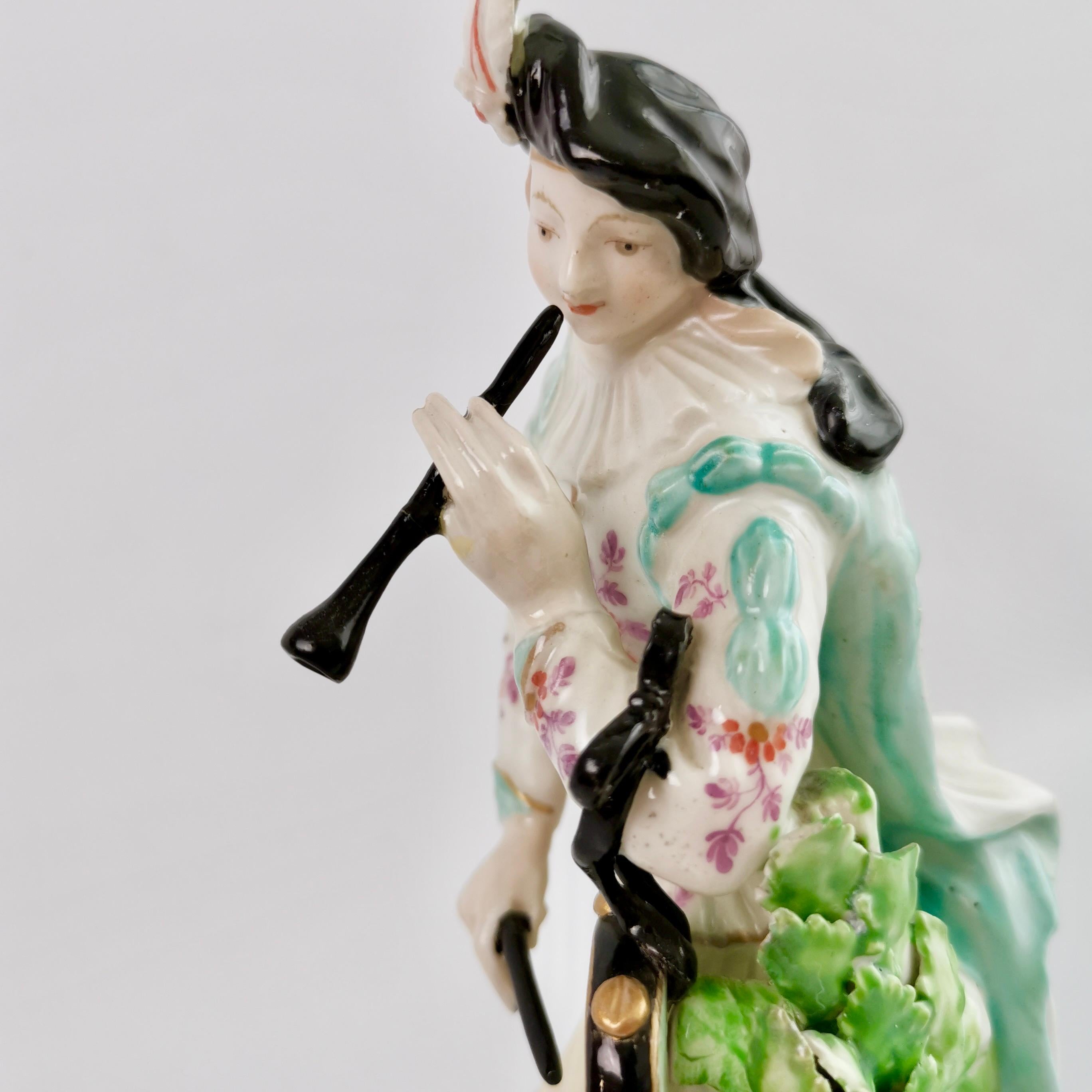 Figure en porcelaine du Derby représentant un musicien avec un drapeau et un tabouret, Rococo, vers 1765 en vente 1