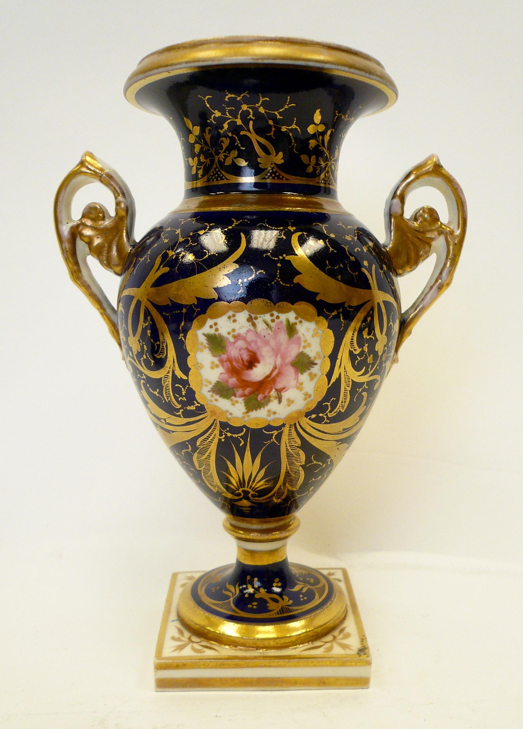 Vase in Urnenform aus handbemaltem Porzellan (Regency)