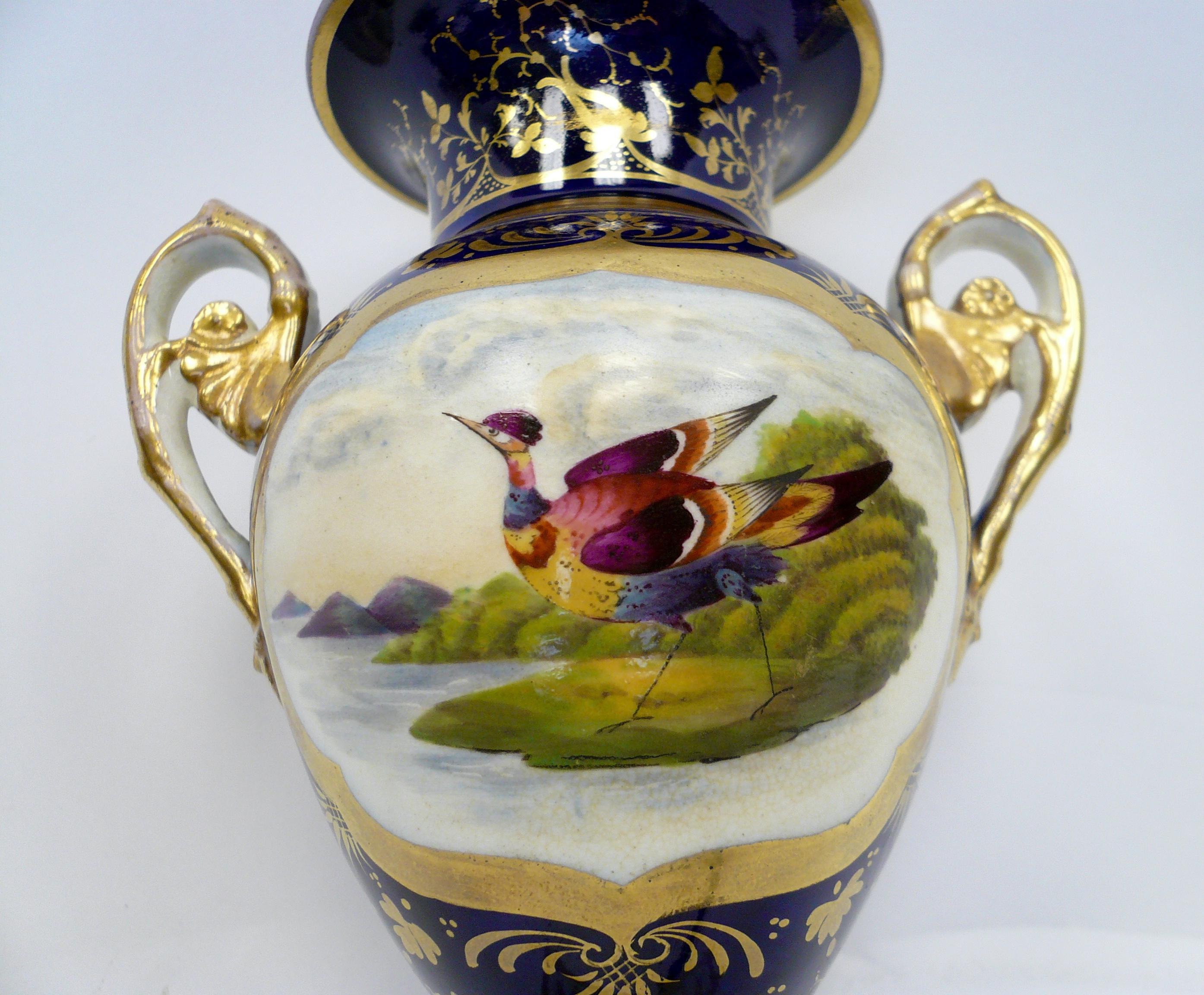 Vase in Urnenform aus handbemaltem Porzellan (Handbemalt)