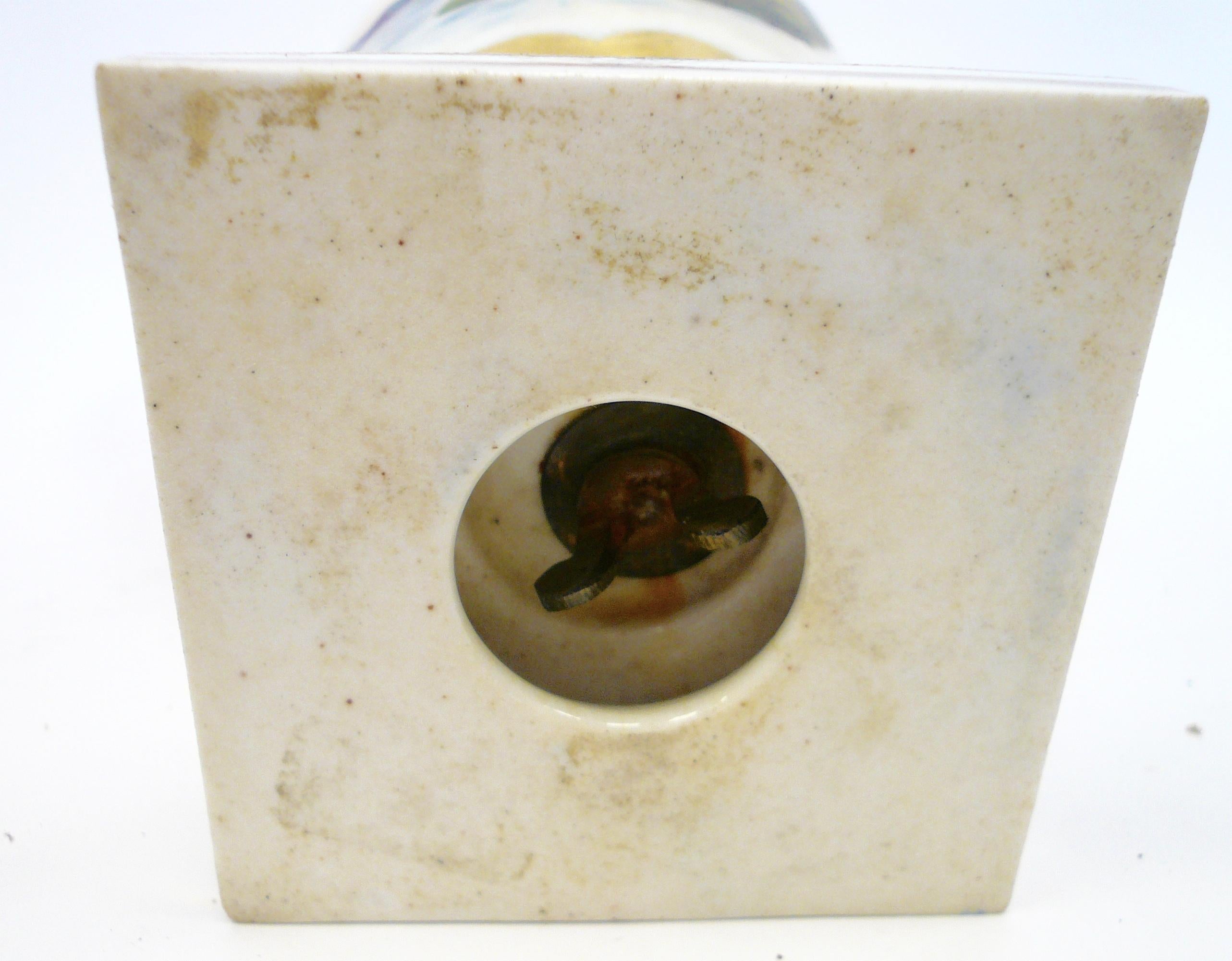 Vase in Urnenform aus handbemaltem Porzellan im Zustand „Gut“ in Pittsburgh, PA