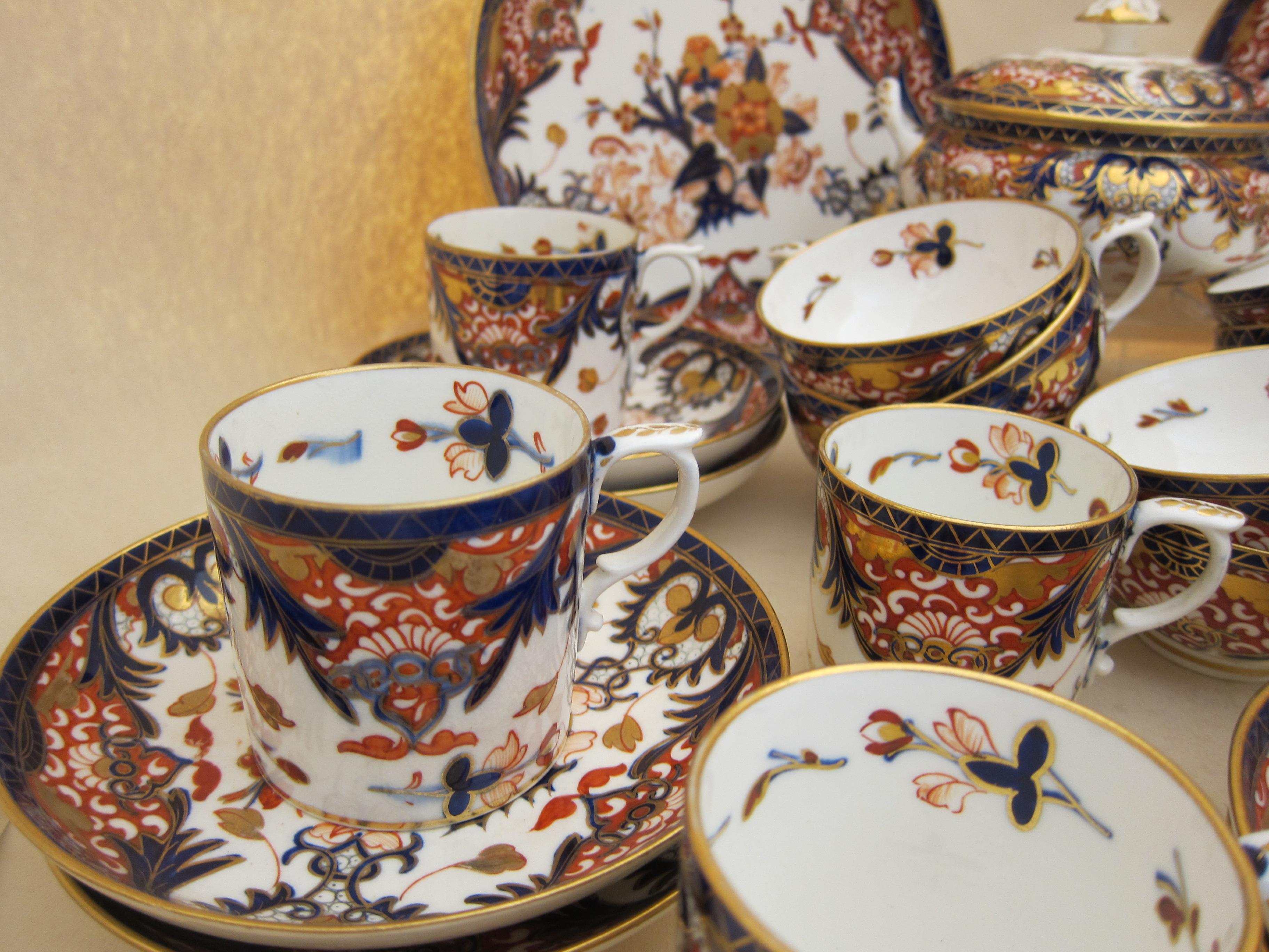 Ein Teeservice aus Derby-Porzellan mit Kaffeekannen im King's-Dekor. Ich habe die Teekanne/den Deckel und den Ständer nicht mit einbezogen, da der Ausguss der Teekanne abgebrochen ist, aber er könnte dem Set zu dekorativen Zwecken hinzugefügt