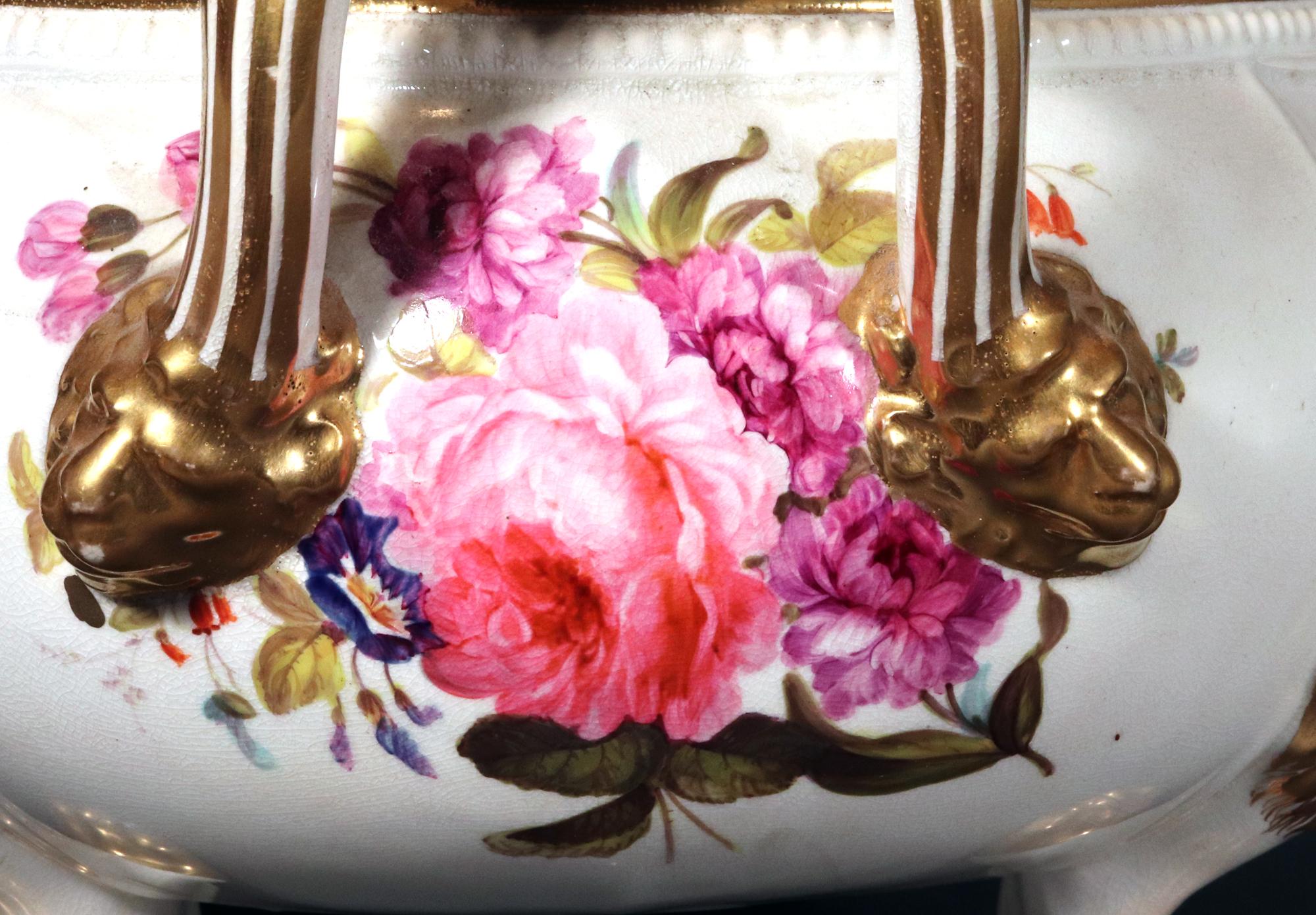 XIXe siècle Soupière, couvercle et stand en porcelaine de Derby, grand modèle botanique en vente