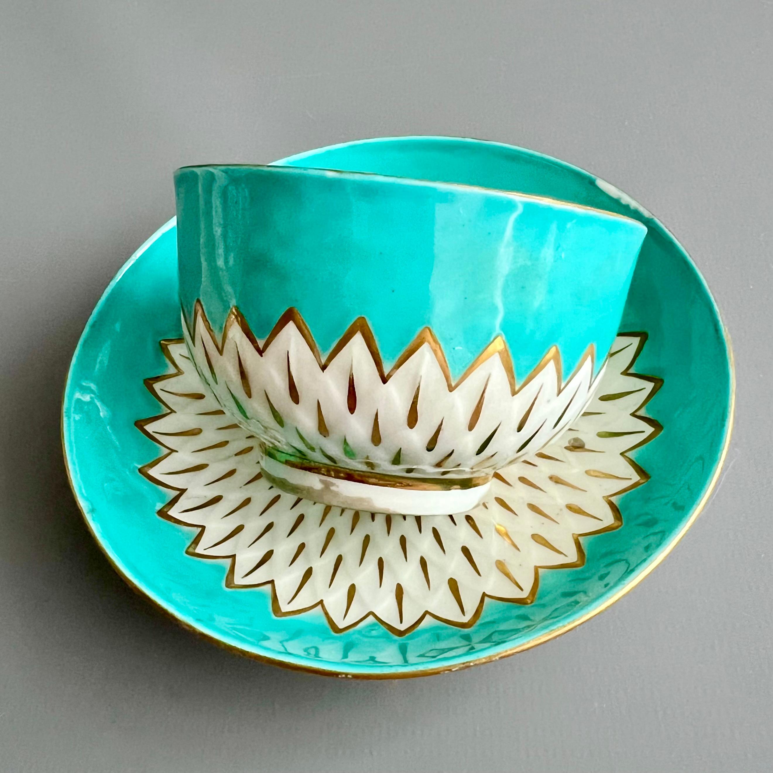 Esta es una hermosa  Tazón de té y platillo fabricados por Derby hacia 1785. El conjunto tiene la sorprendente y deseada moldura 