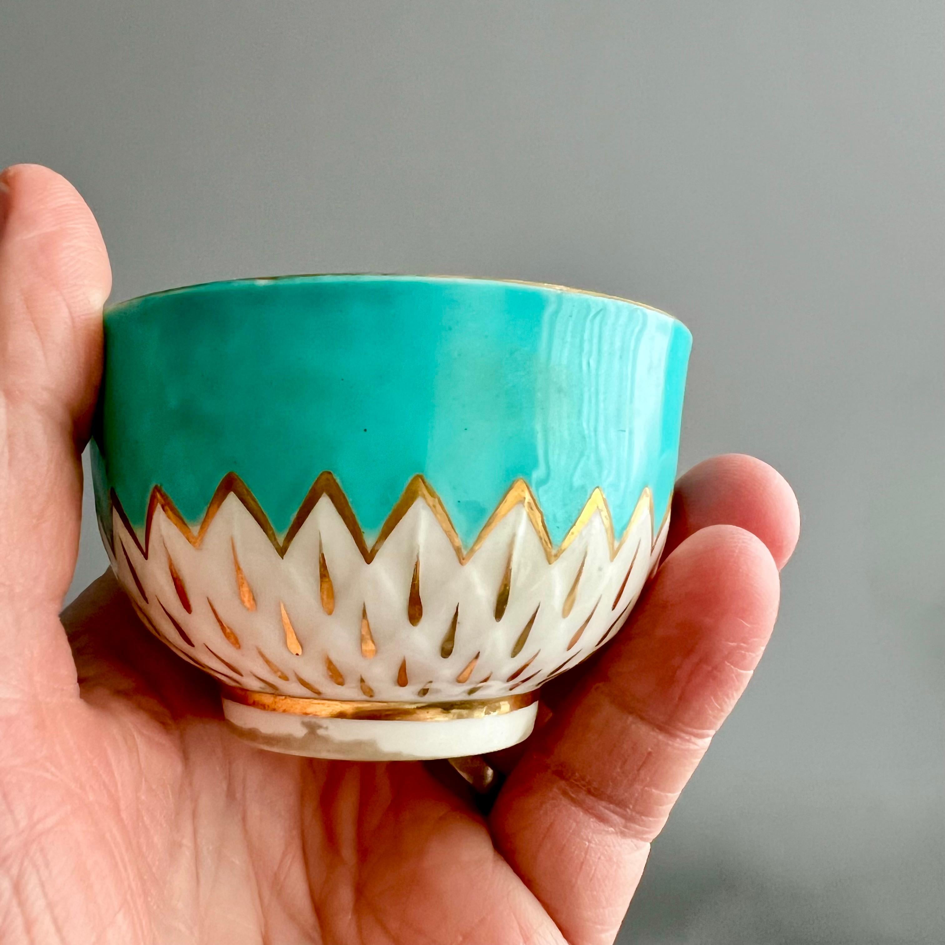 Tazón de té de porcelana Derby, motivo alcachofa en turquesa, georgiano ca 1785 (4) Inglés en venta