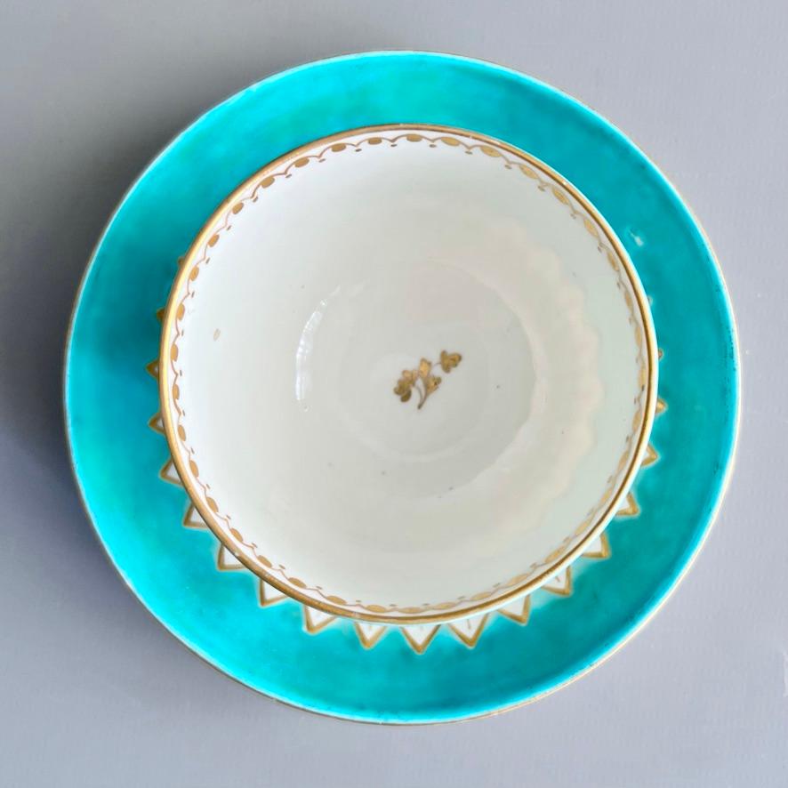 Tazón de té de porcelana Derby, motivo alcachofa en turquesa, georgiano ca 1785 Pintado a mano