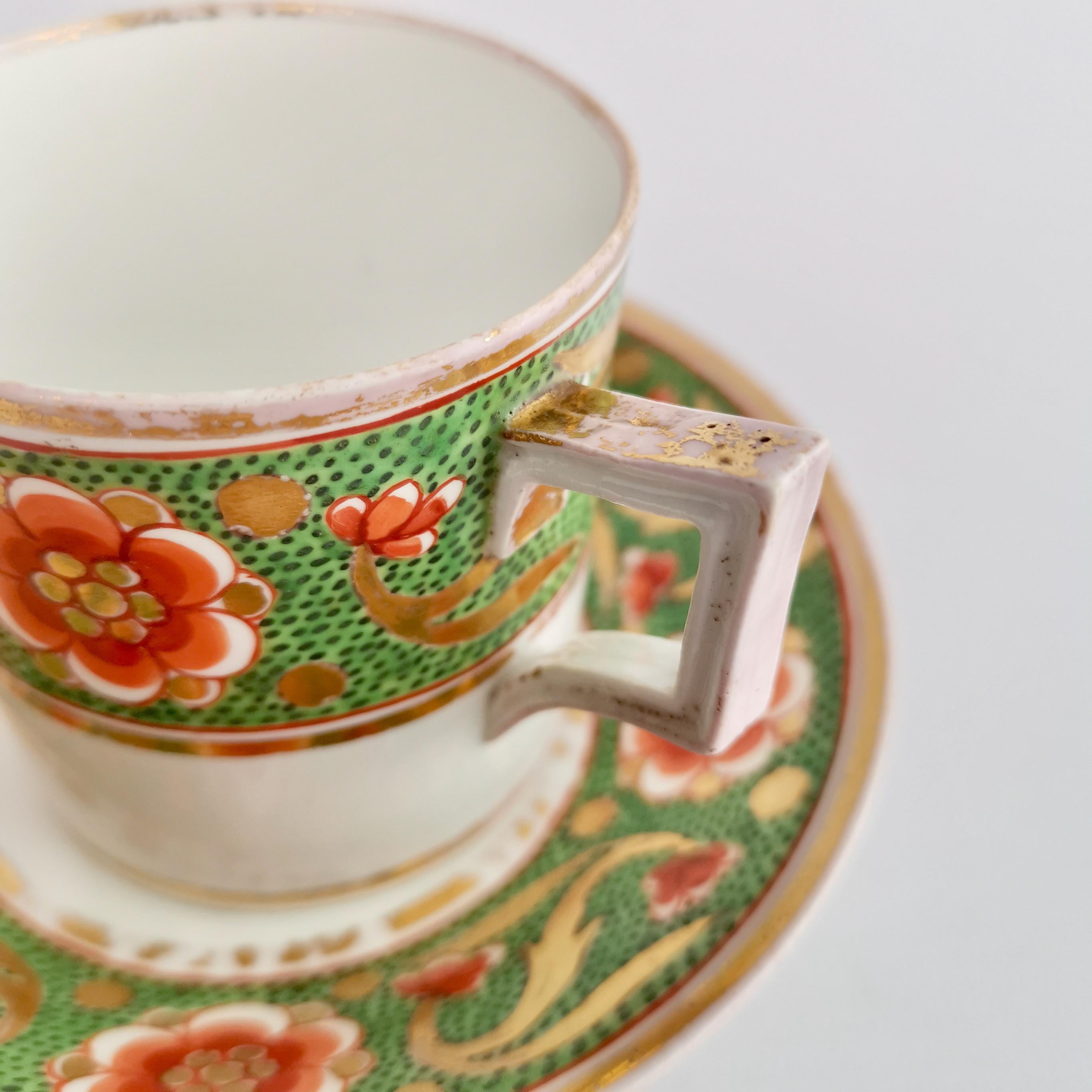 Trio de tasses à thé en porcelaine du Derby, vert avec fleurs rouges, 1800-1810 en vente 4