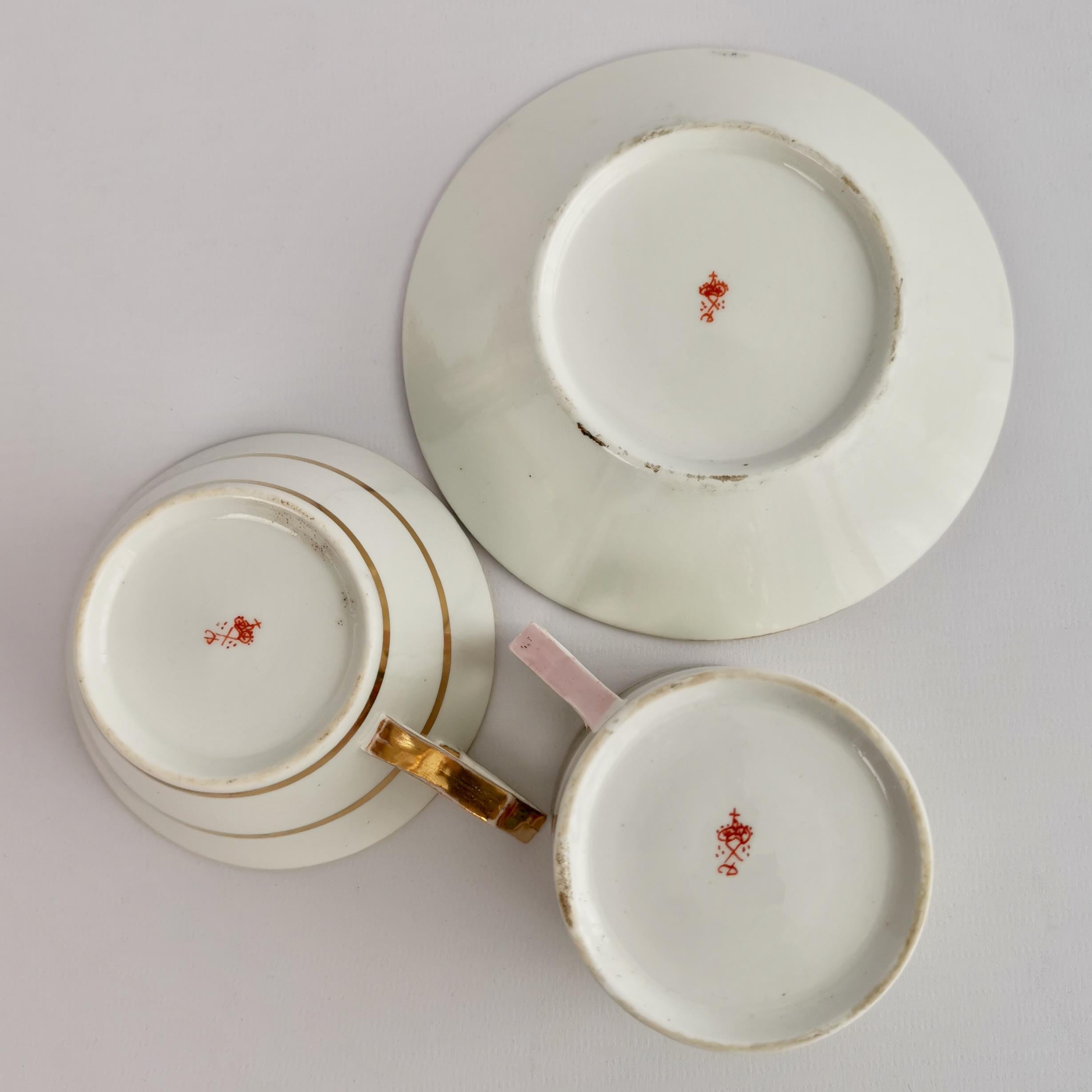 Trio de tasses à thé en porcelaine du Derby, vert avec fleurs rouges, 1800-1810 en vente 7