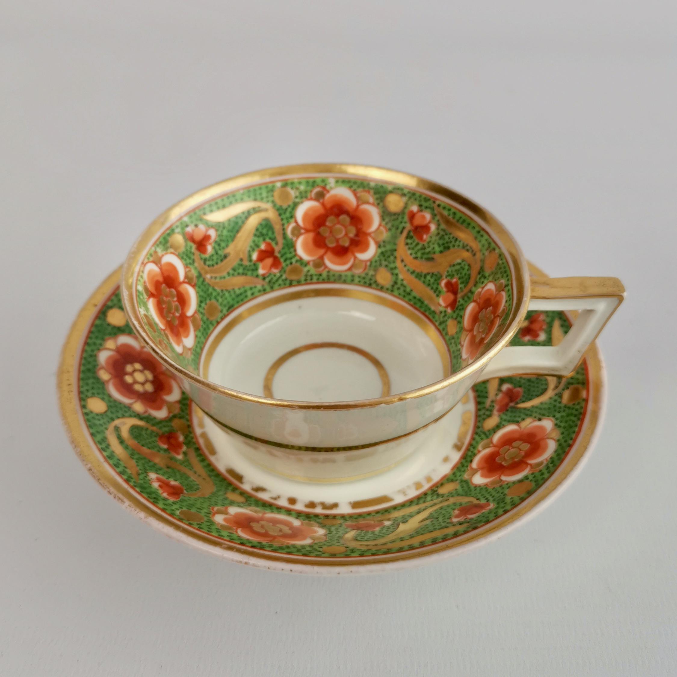 Regency Trio de tasses à thé en porcelaine du Derby, vert avec fleurs rouges, 1800-1810 en vente