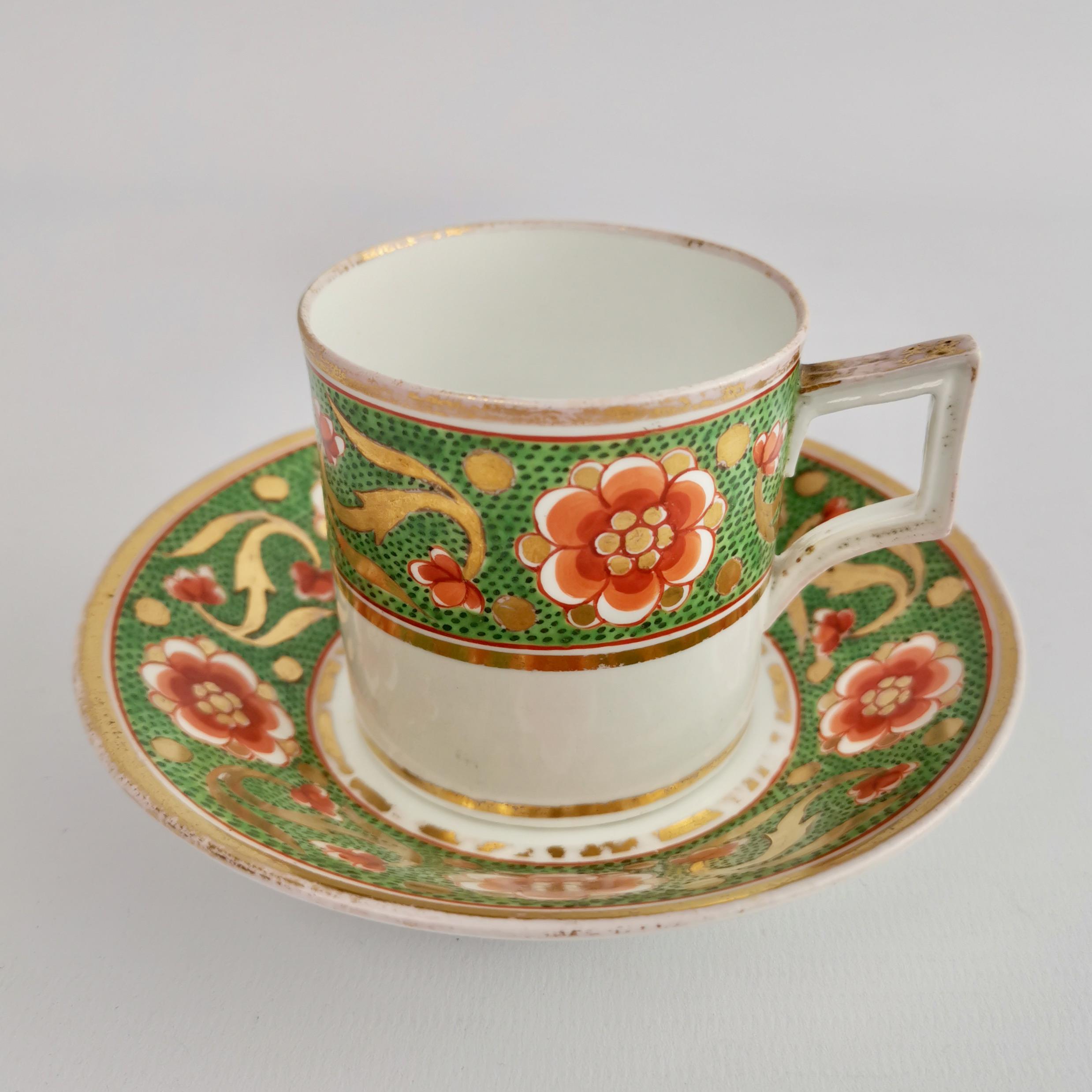 Anglais Trio de tasses à thé en porcelaine du Derby, vert avec fleurs rouges, 1800-1810 en vente