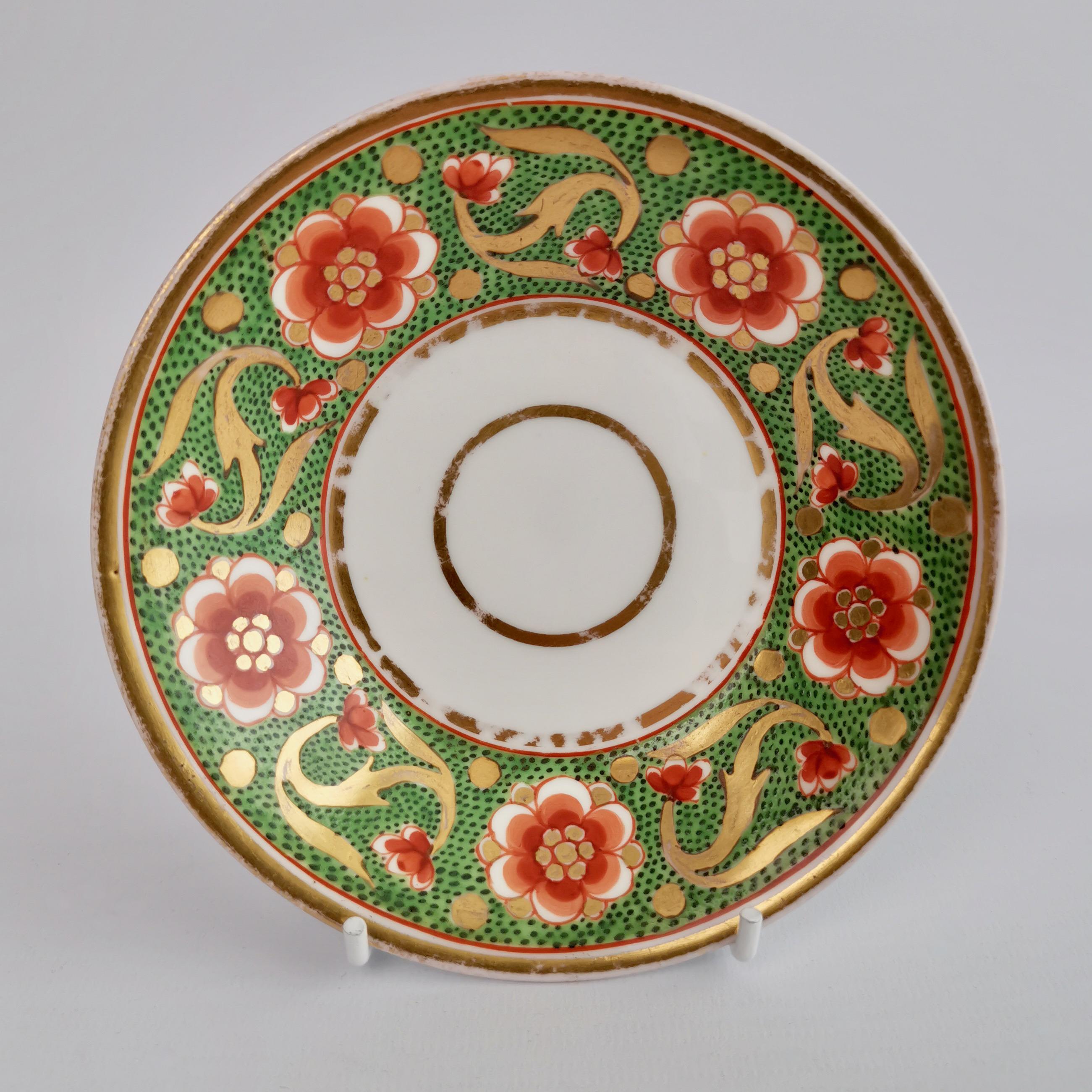 Peint à la main Trio de tasses à thé en porcelaine du Derby, vert avec fleurs rouges, 1800-1810 en vente