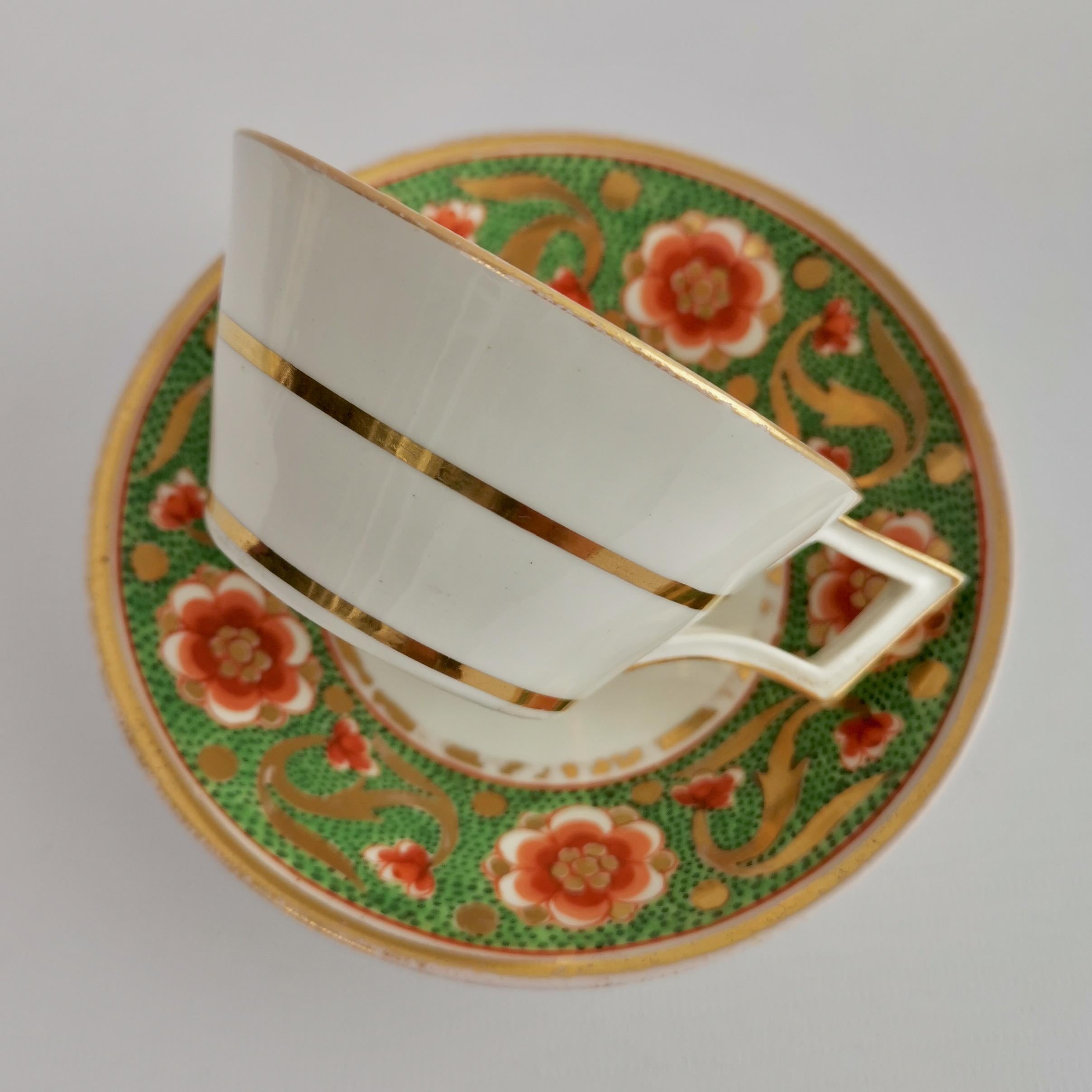 Début du XIXe siècle Trio de tasses à thé en porcelaine du Derby, vert avec fleurs rouges, 1800-1810 en vente