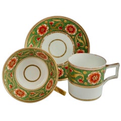 Trío de tazas de té de porcelana Derby, verde con flores rojas, 1800-1810