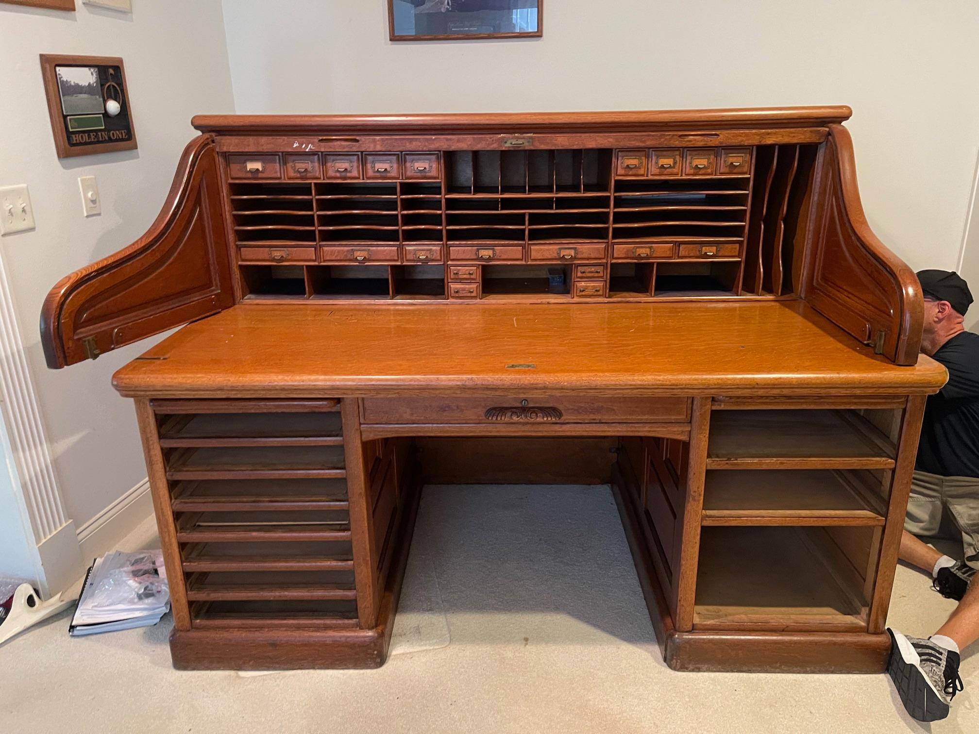 Escritorio Enrollable de Roble Panelado de la Escuela Derby con Interior Completo, Circa 1900 Estadounidense en venta