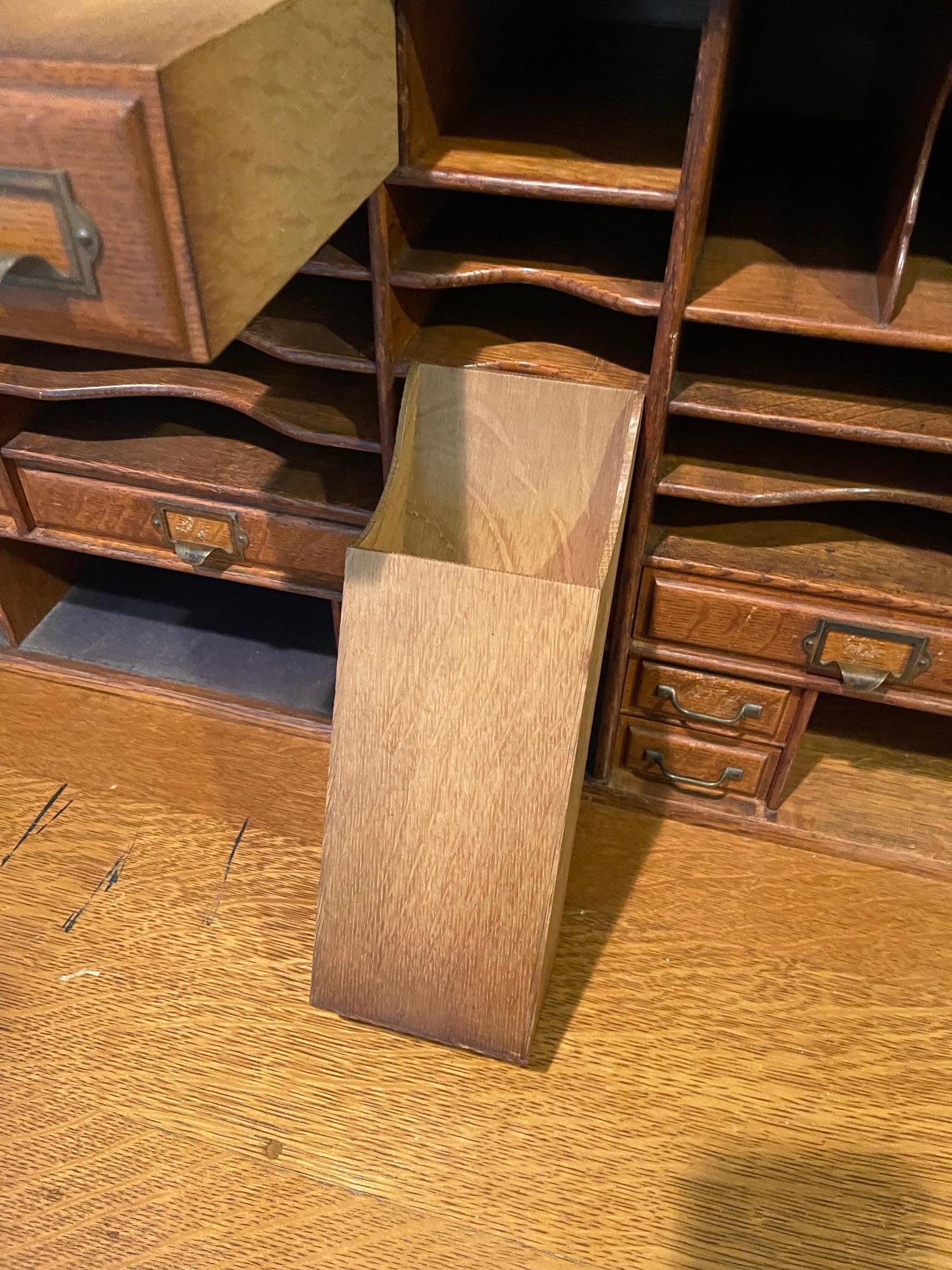 Escritorio Enrollable de Roble Panelado de la Escuela Derby con Interior Completo, Circa 1900 en Bueno estado para la venta en Savannah, GA