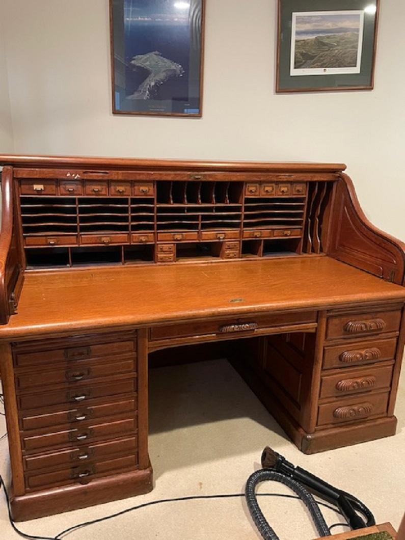 Escritorio Enrollable de Roble Panelado de la Escuela Derby con Interior Completo, Circa 1900 principios del siglo XX en venta
