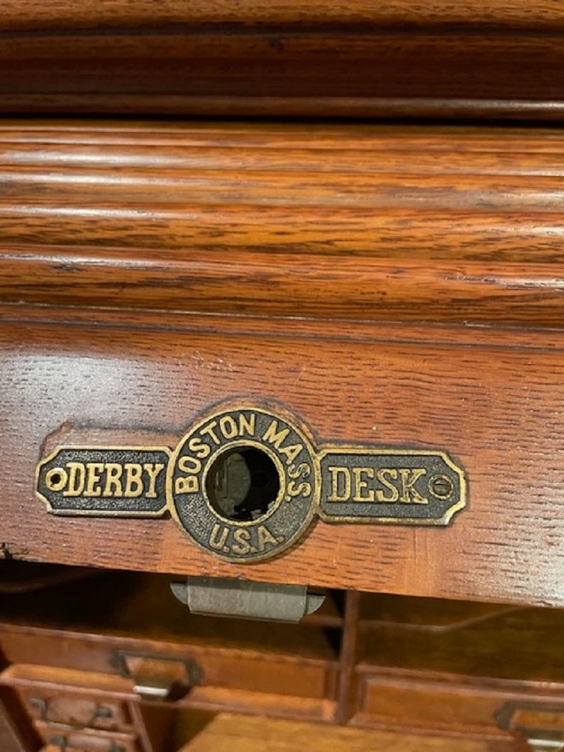 Escritorio Enrollable de Roble Panelado de la Escuela Derby con Interior Completo, Circa 1900 en venta 1