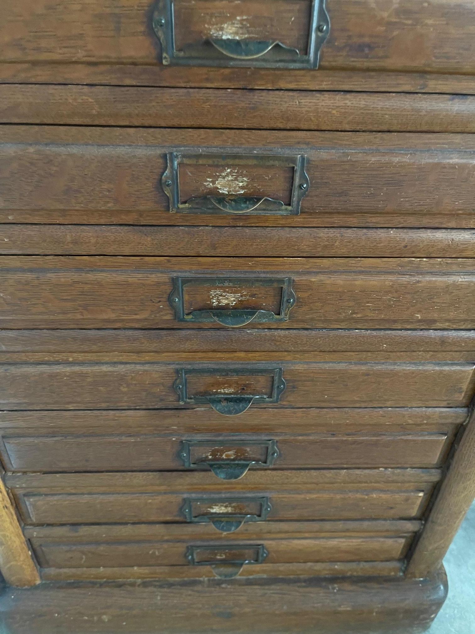 Escritorio Enrollable de Roble Panelado de la Escuela Derby con Interior Completo, Circa 1900 en venta 4