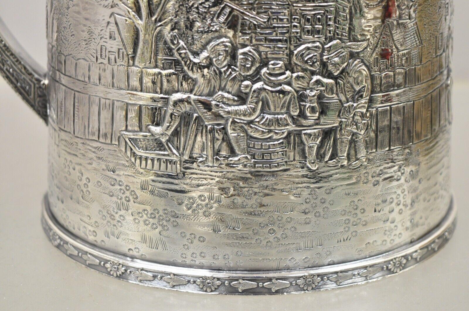 Derby S.P. Pichet à eau figuratif en métal argenté Repousse Village de Co International Bon état - En vente à Philadelphia, PA