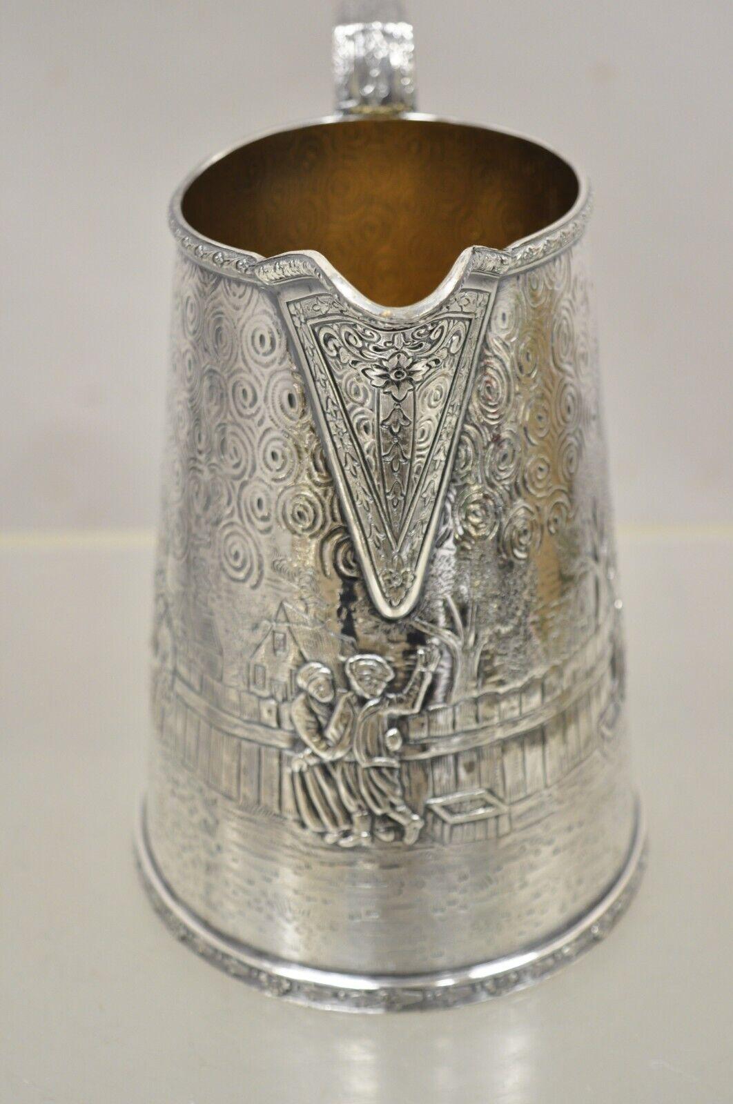 Plaqué argent Derby S.P. Pichet à eau figuratif en métal argenté Repousse Village de Co International en vente