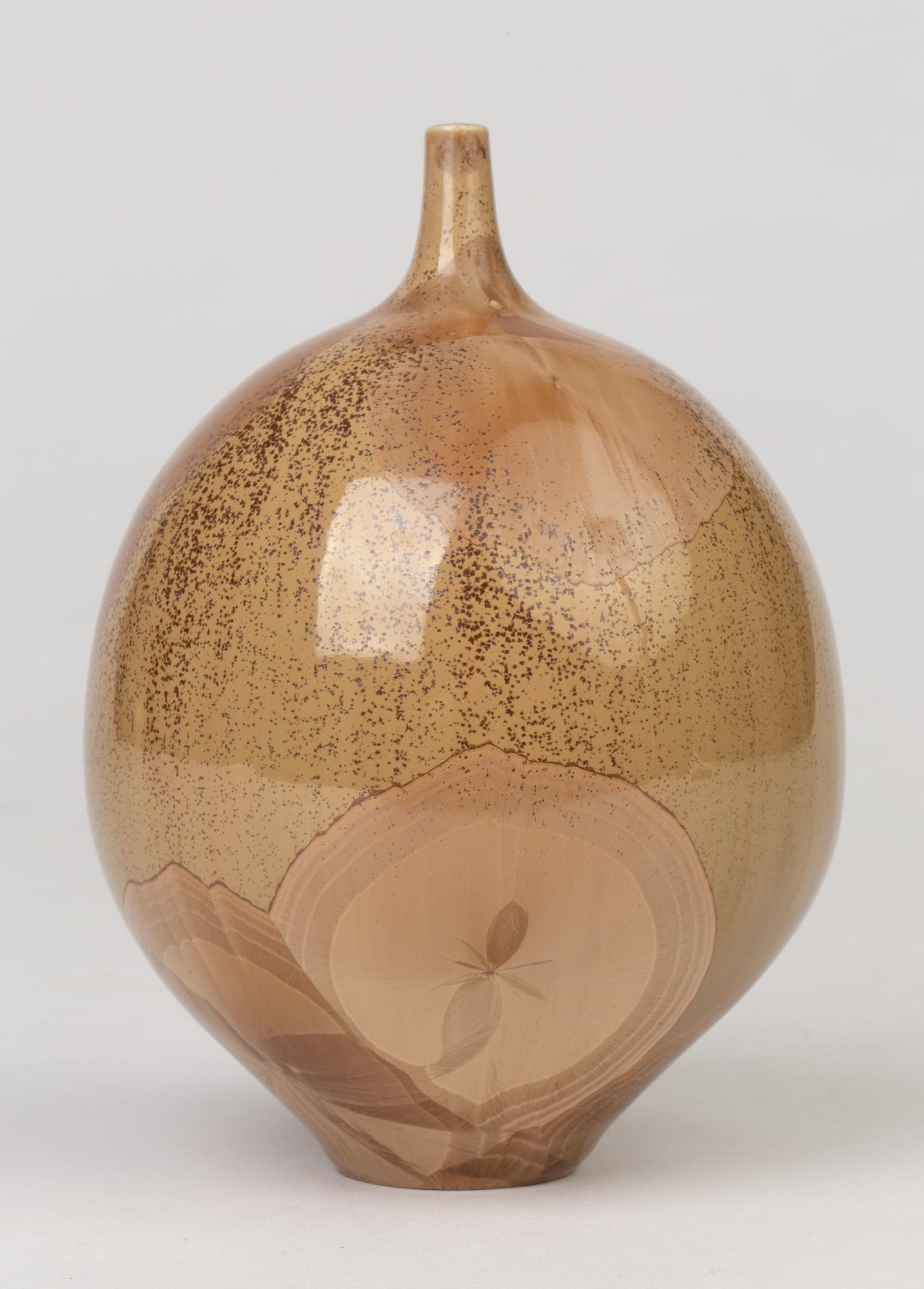 Eine atemberaubende Flaschenvase von Studio Pottery mit kristallinen Glasuren von Derek Clarkson (1928-2013) aus dem Jahr 2000. Die Vase mit Porzellankörper steht auf einem schmalen, abgerundeten Fuß mit einem abgerundeten, bauchigen Körper und