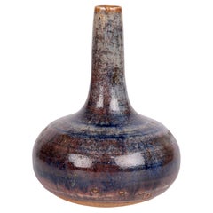 Vase à bourgeons en forme de bouteille émaillée Derek Davis Studio Pottery