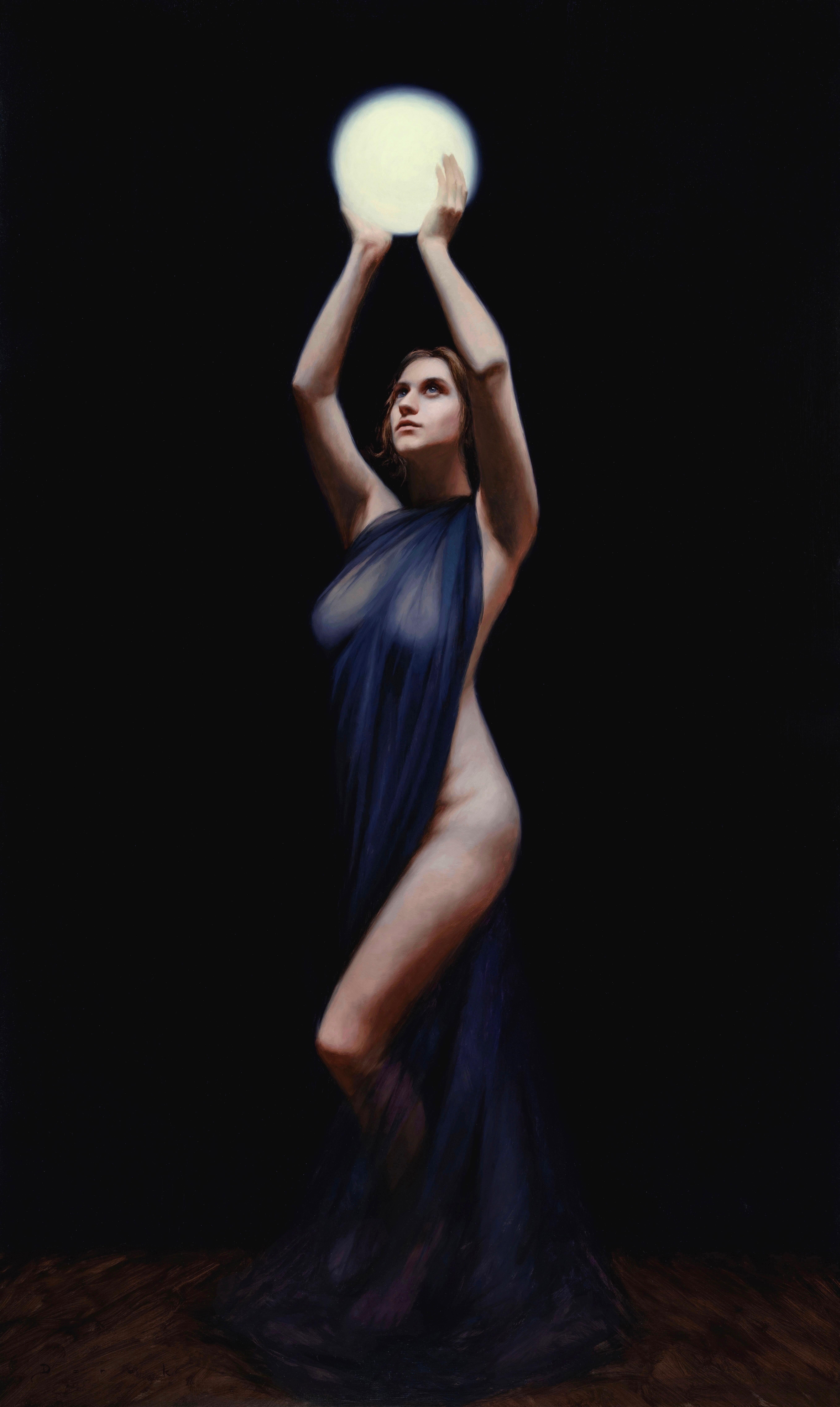 "He aquí", de Derek Harrison (afincado en EE.UU.), es un óleo original que representa a una modelo femenina que sostiene un orbe resplandeciente sobre la cabeza. 

Derek Harrison es un pintor representativo que trabaja en la tradición clásica,