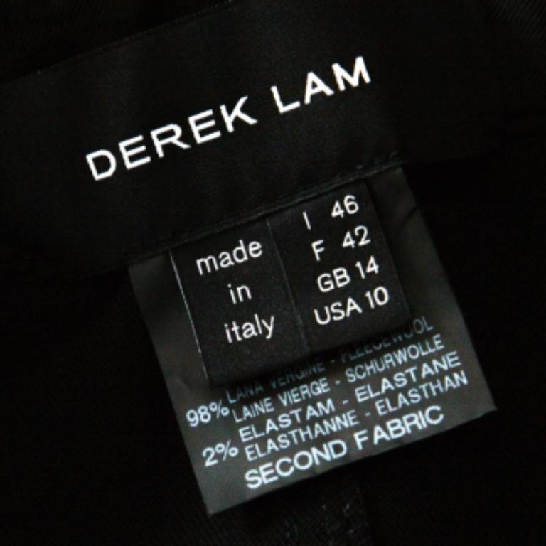 Cette jupe tendance de Derek Lam est un exemple des créations phares de la marque dans l'univers de la mode. Cette jupe en gris et noir est dotée d'une fermeture à glissière sur le devant, d'un détail de cravate à la taille et d'empiècements.