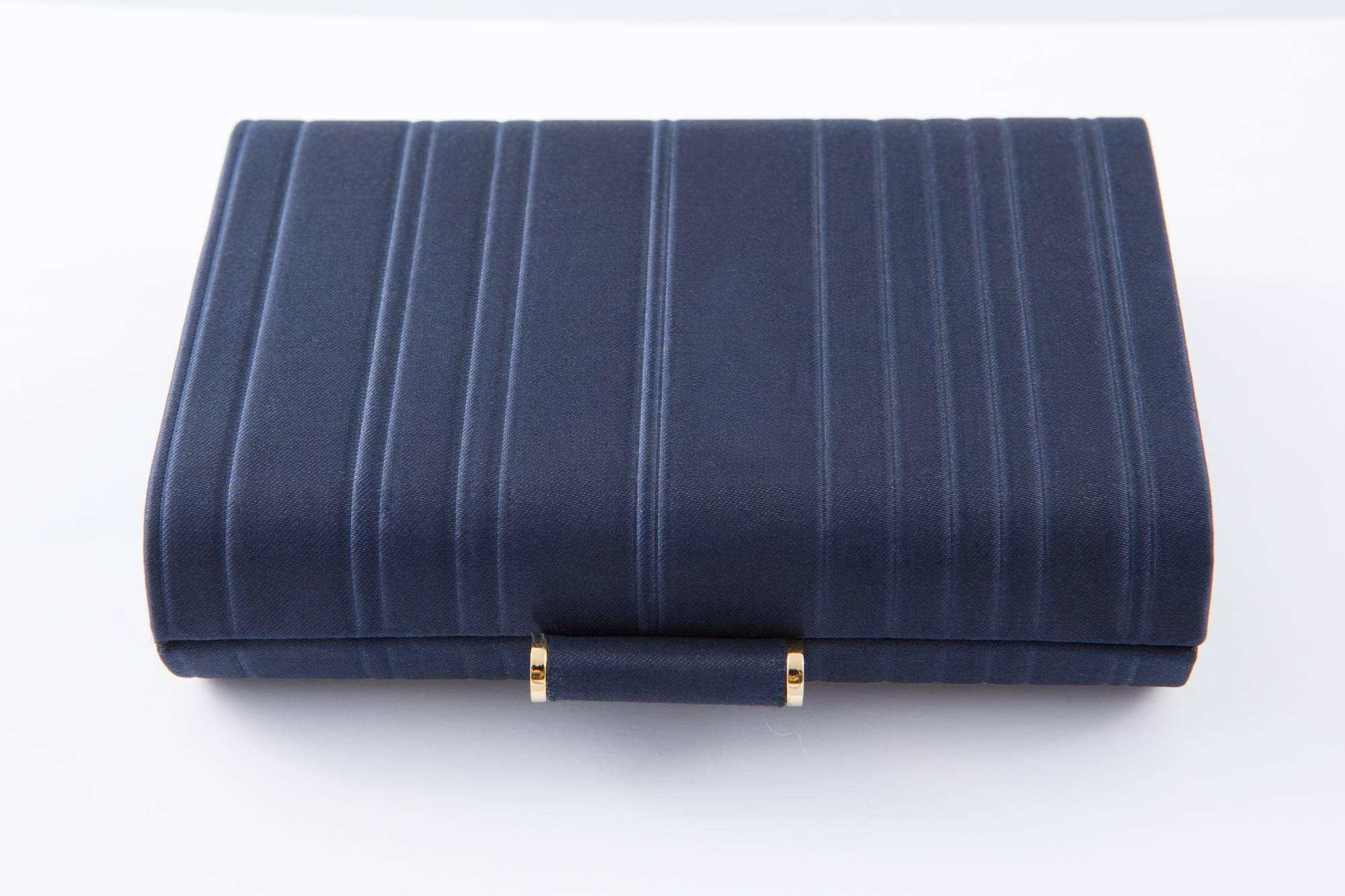 Derek Lam night blue silk satin evening clutch minaudière featuring a logo gold tone top opening, and inside compartments with two mirrors.
In excellent vintage condition. Made in United States.
5.9in. (15cm) X 3,9in (10cm) X 1,5in. (4cm)
We