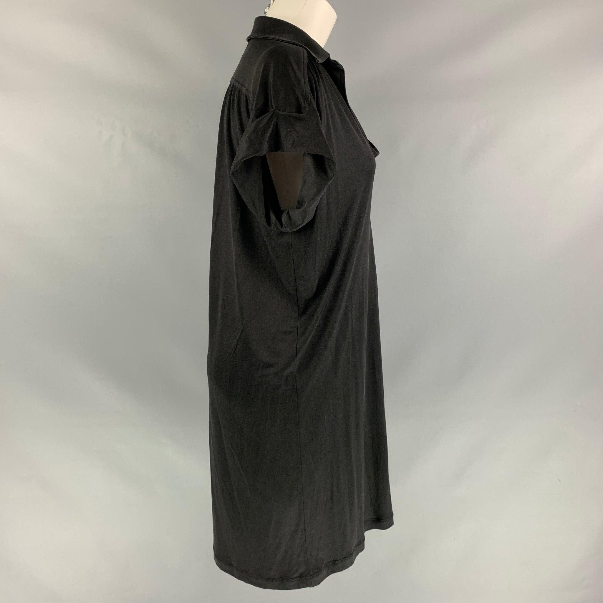DEREK LAM V-neck t-shirt, bellow knee dress comes in black silk. Made in Italy.Excellent Pre- Owned Conditions. 

Marked:   6 

Measurements: 
 
Shoulder:
19 inches Bust: 46 inches Waist: 46 inches Hip: 46 inches Sleeve: 2 inches Length: 38 inches 
