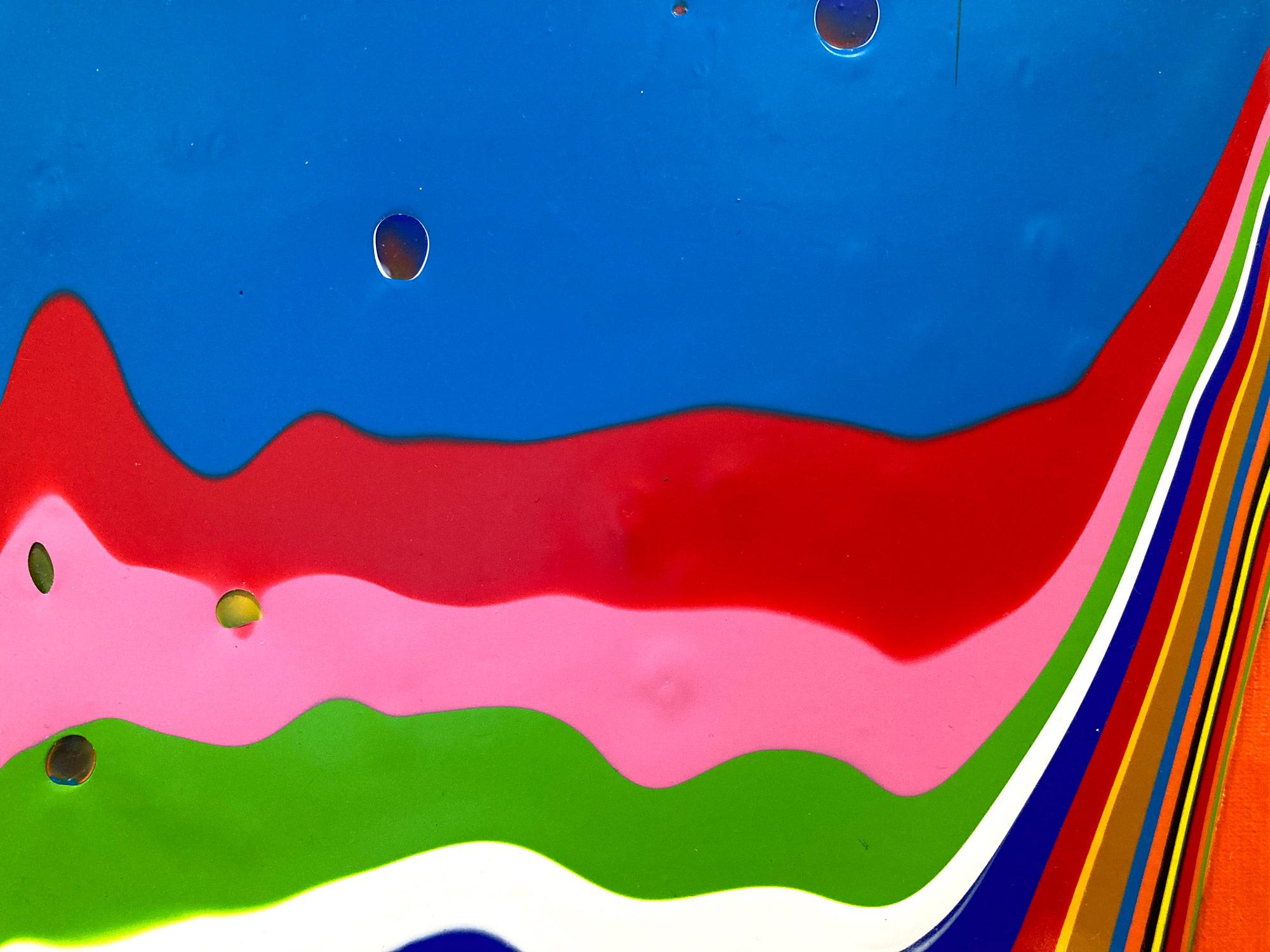 Un'opera astratta realizzata con gesso e pittura acrilica su tela. Questo lavoro ipnotico ha un'incredibile profondità e peso grazie alla consistenza del mezzo. Derick Smith ha creato un'incredibile serie dedicata a queste gocce ipnotiche, una