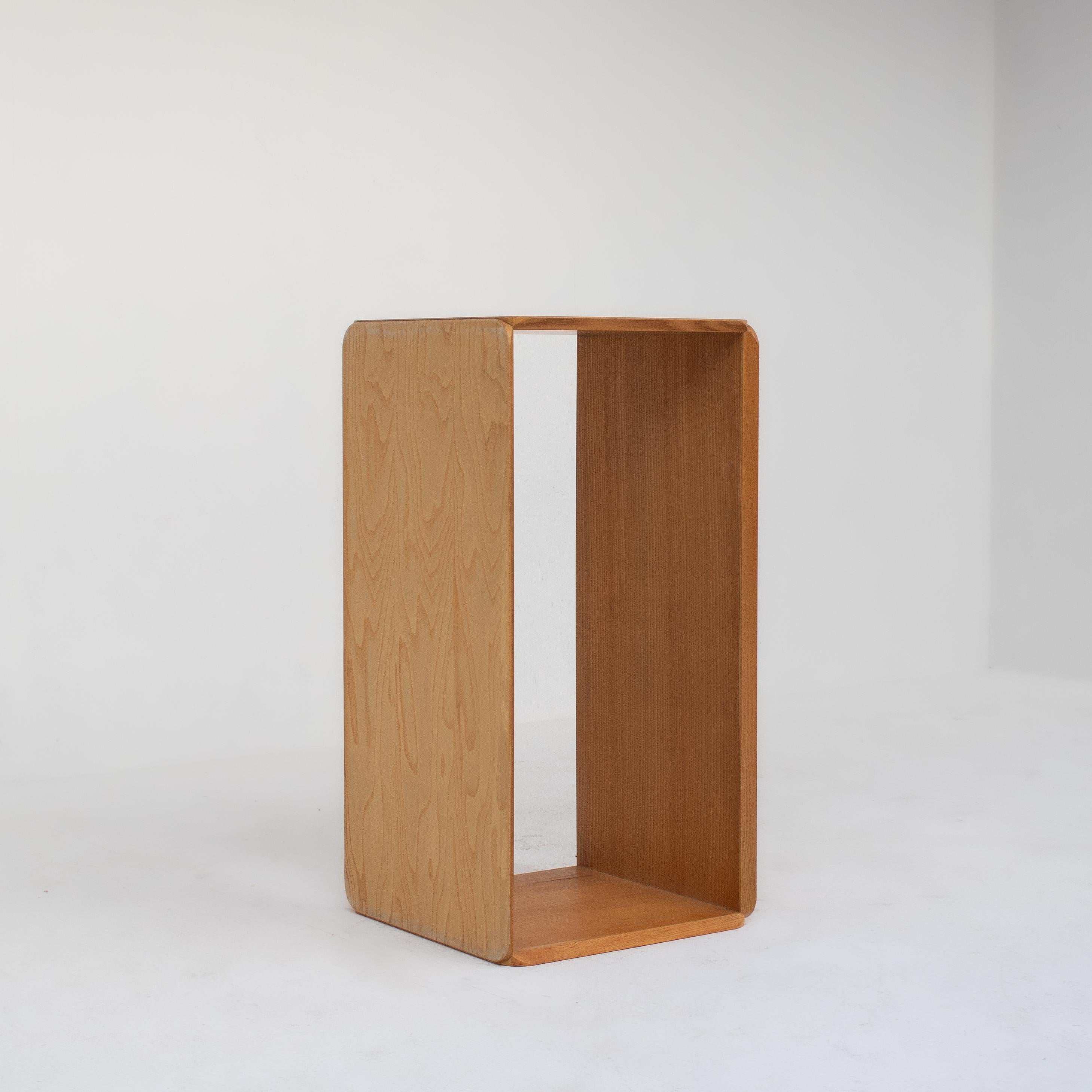 Questi armadi Derk Jan sono esempi senza tempo del minimalismo olandese, realizzati con una forte attenzione alle proporzioni, alla morbidezza e alla versatilità funzionale. I loro bordi arrotondati, le calde tonalità del legno e le transizioni