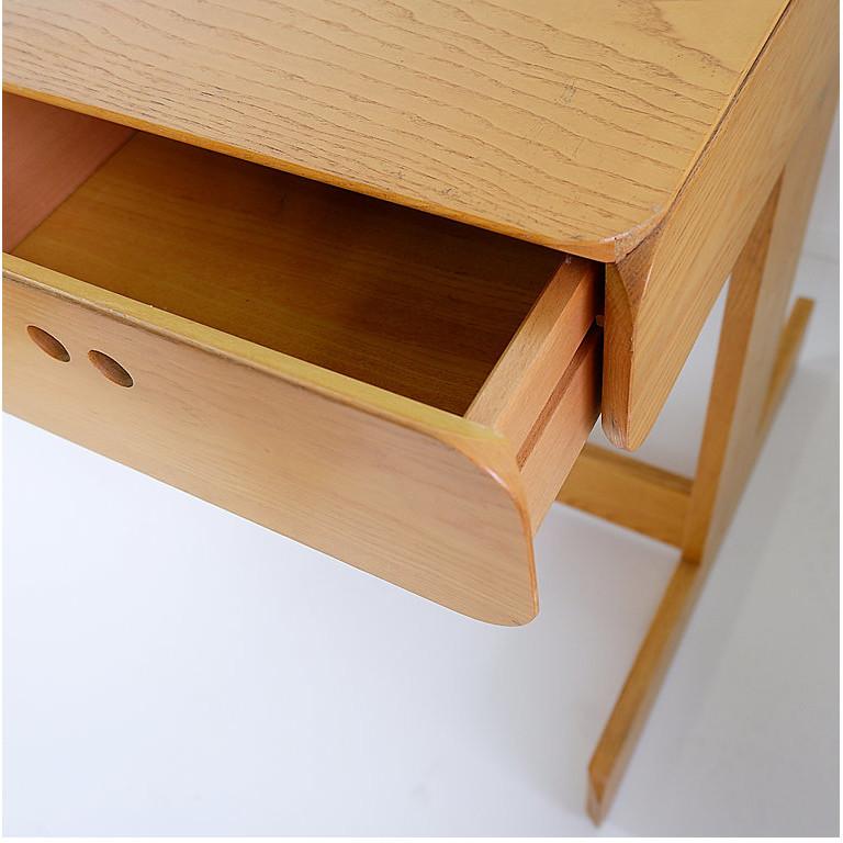 Holztisch von Derk Jan de Vries. Hält eine Schublade auf jeder Seite, einfach und zeitlos. 