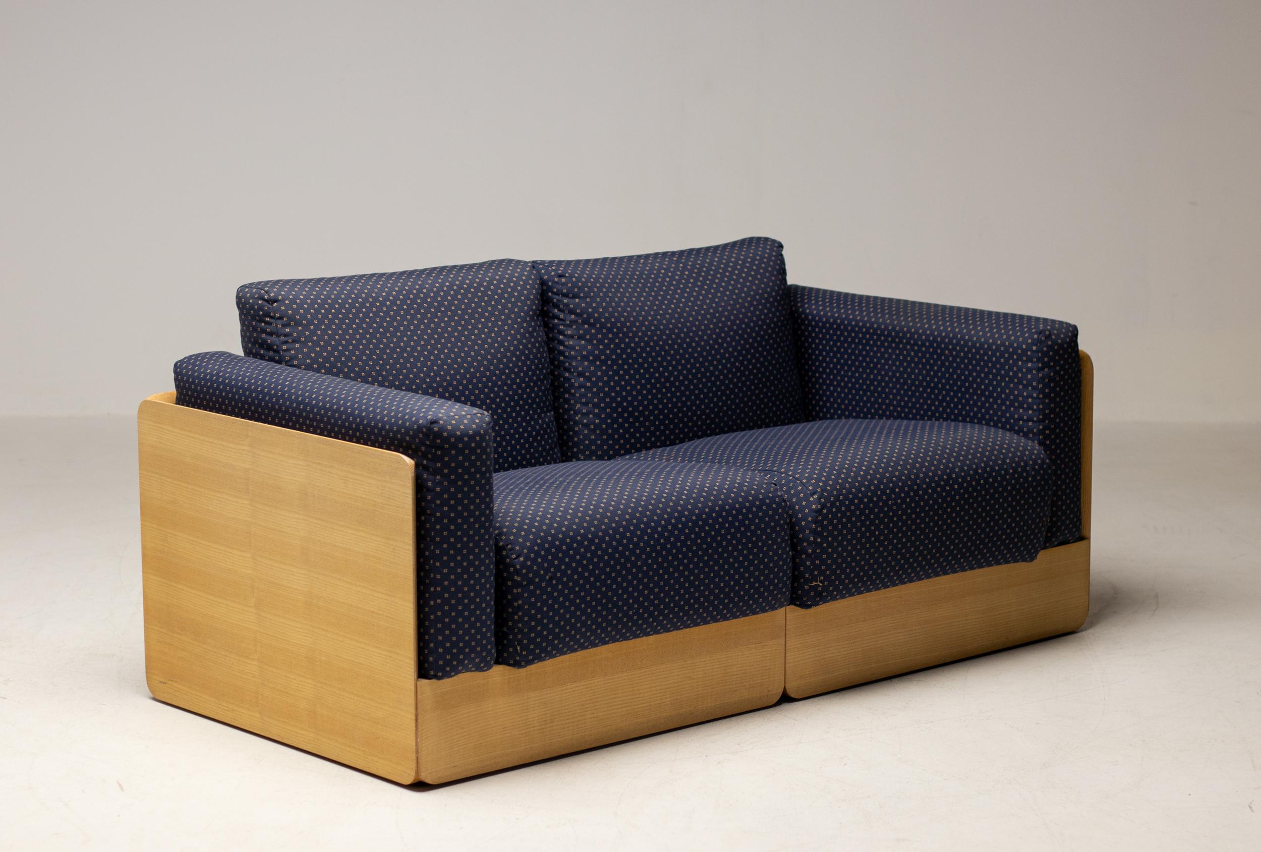 Canapé confortable à deux places conçu par Derk Jan de Vries pour Domus.
Structure en contreplaqué de frêne avec bords arrondis de marque et coussins libres garnis de tissu.
Le canapé est équipé de roues à l'arrière pour le déplacer facilement.