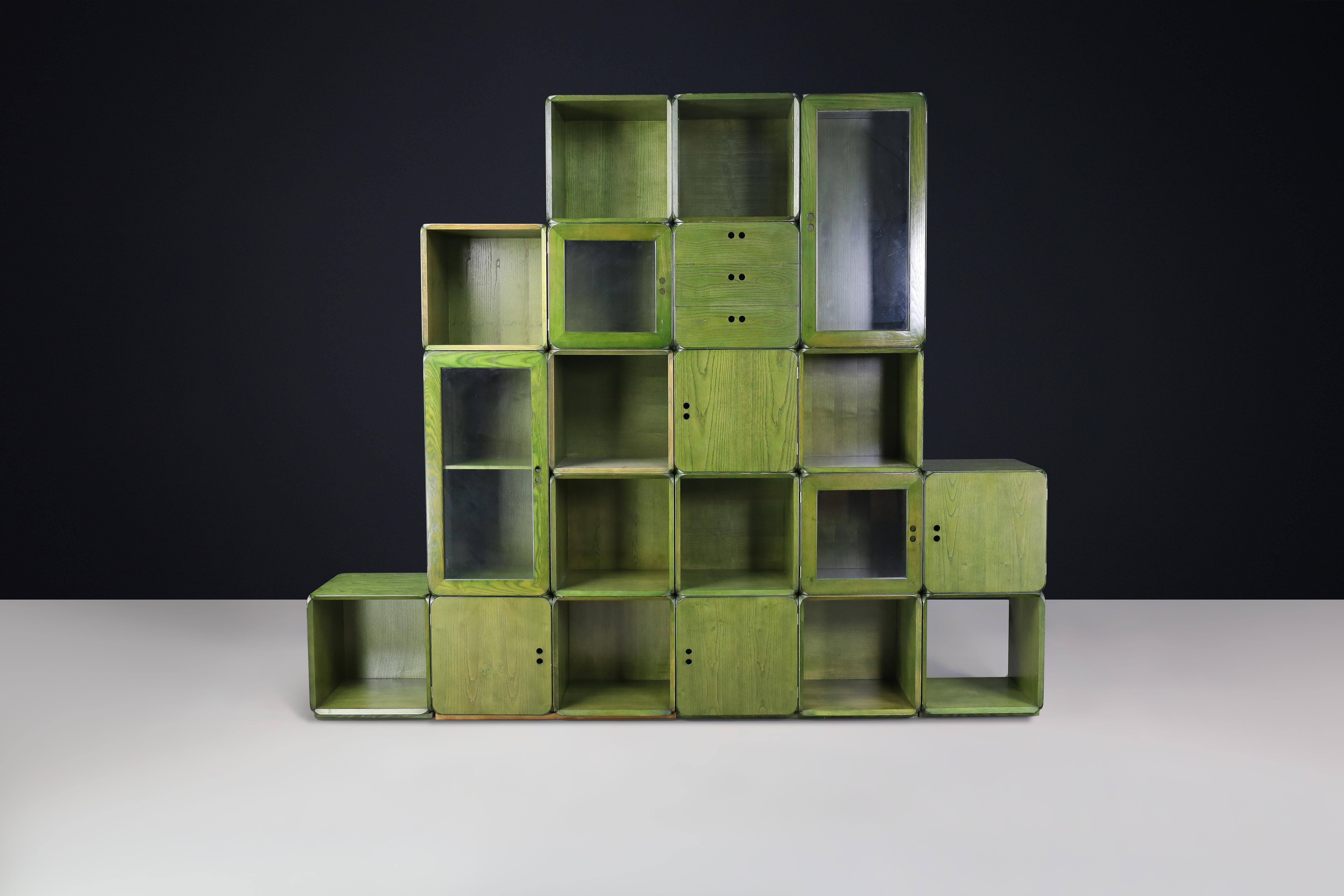 Derk Jan de Vries pour Maisa di Seveso, armoire-bibliothèque modulaire en vert naturel, Milan, Italie, années 1970

Dans les années 1970, le designer néerlandais Derk Jan de Vries a conçu cette bibliothèque modulaire unique pour l'entreprise