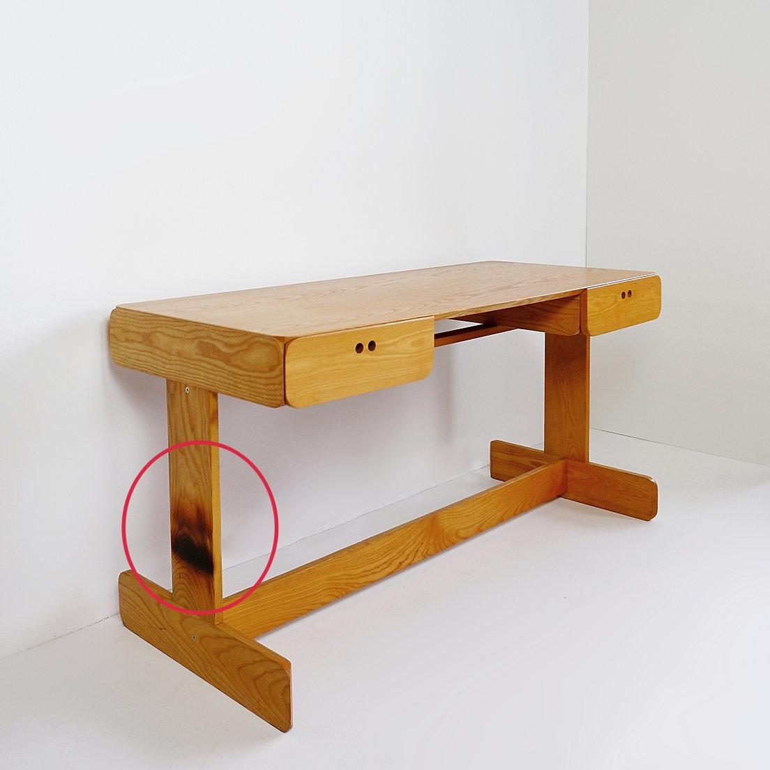 Alters- und gebrauchsbedingte Abnutzung : Siehe Fotos  -> !! Schreibtischplatte und einbeiniges Holz !! 
Der Schreibtisch SAMARA aus der SAMARA-Kollektion, 1977 von Derk Jan De Vries (Obergum, 1917 - Veendam, 1991) für MAISA (Belgien) entworfen,