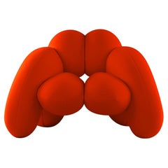 Poltrona Derrière, velluto arancione, forma organica scultorea moderna