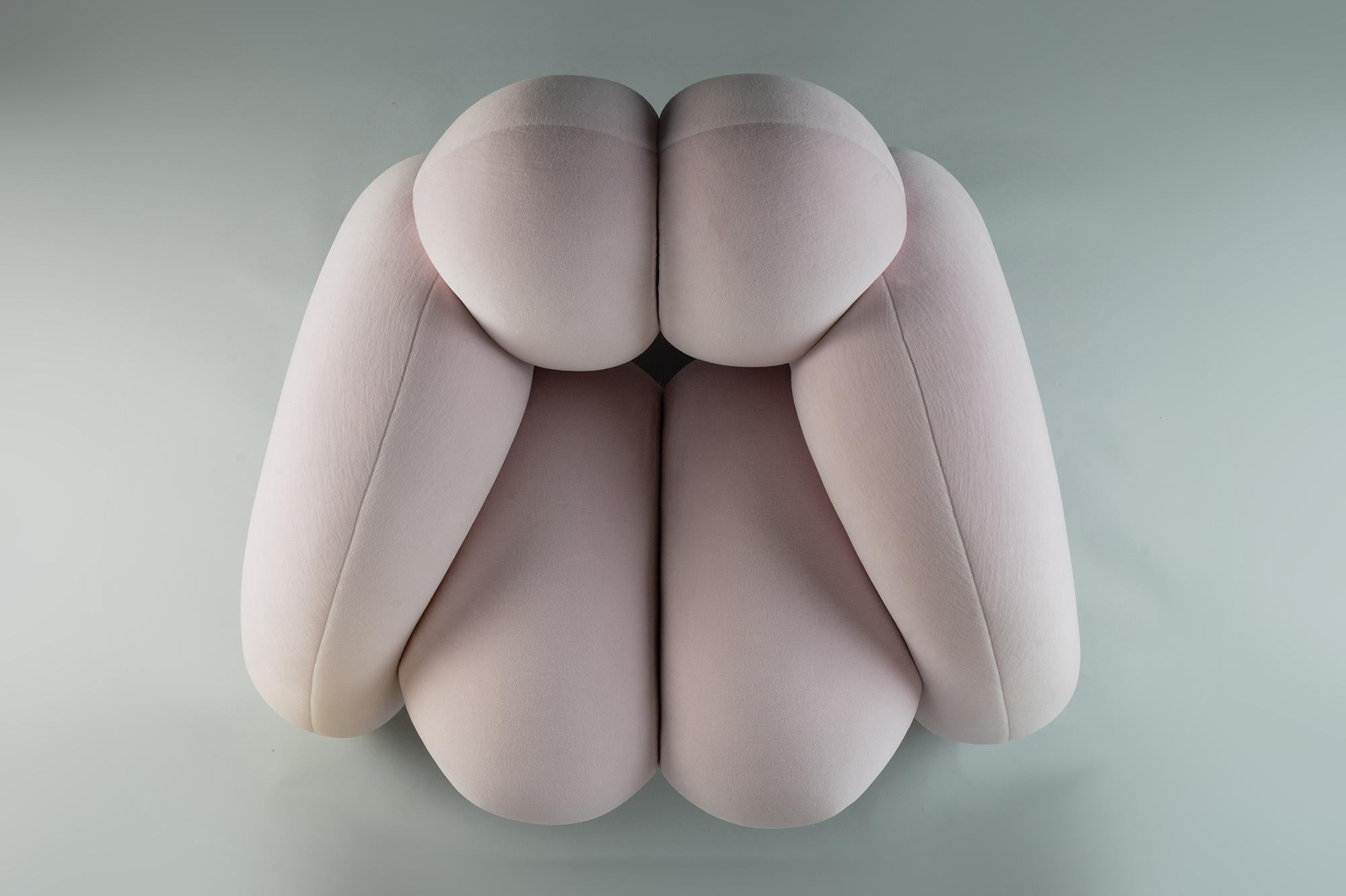 Moderne Chaise Derrière par Lara Bohinc, tissu velours rose, forme organique, fauteuil en vente