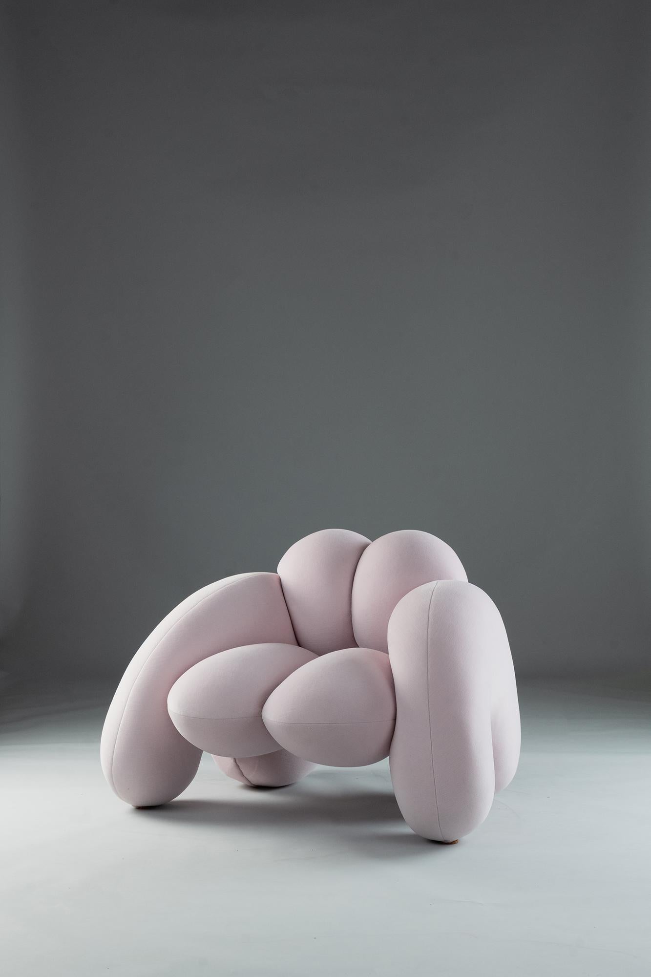 Portugais Chaise Derrière par Lara Bohinc, tissu velours rose, forme organique, fauteuil en vente