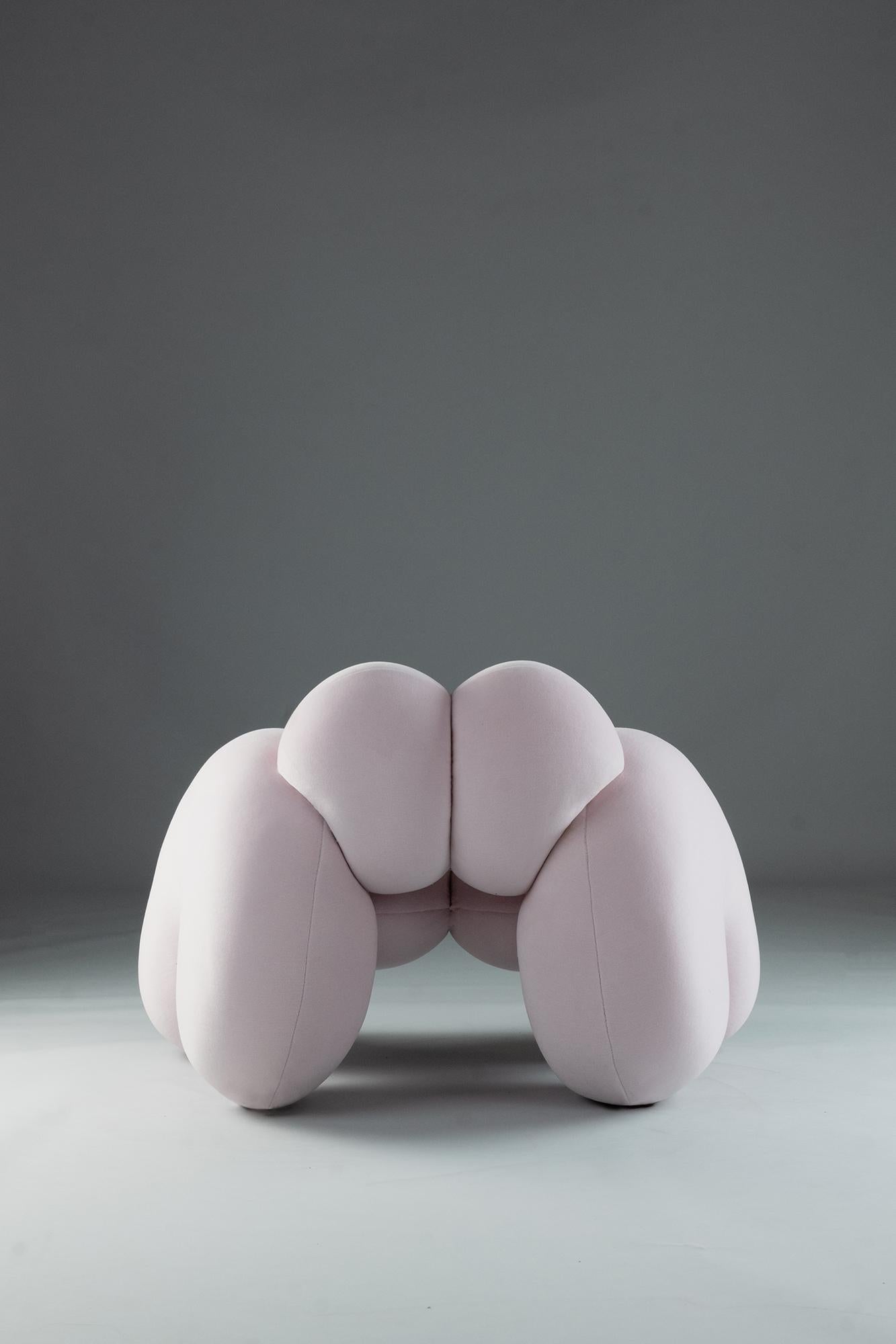 XXIe siècle et contemporain Chaise Derrière par Lara Bohinc, tissu velours rose, forme organique, fauteuil en vente