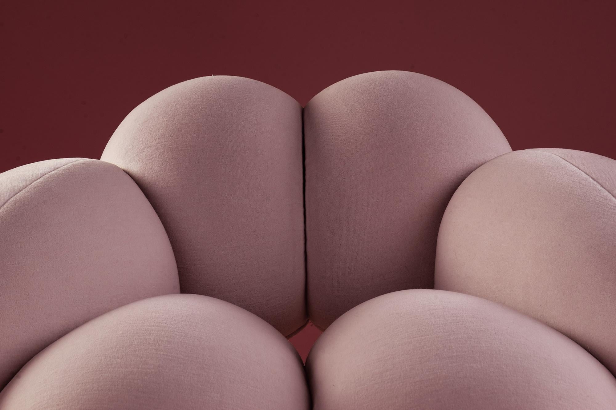 Laine Chaise Derrière par Lara Bohinc, tissu velours rose, forme organique, fauteuil en vente