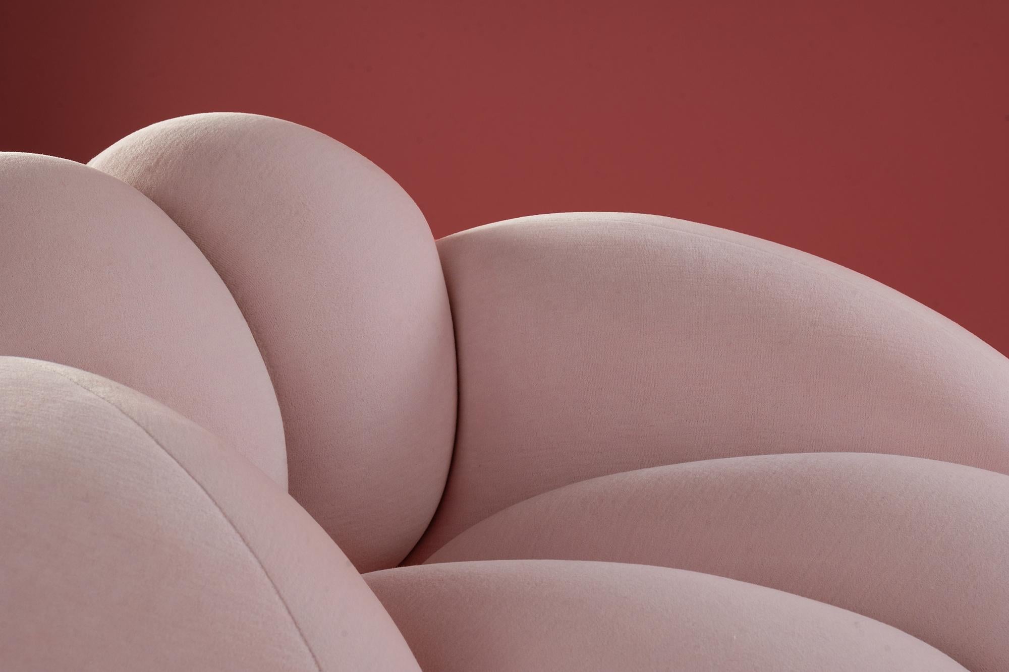 Chaise Derrière par Lara Bohinc, tissu velours rose, forme organique, fauteuil en vente 1
