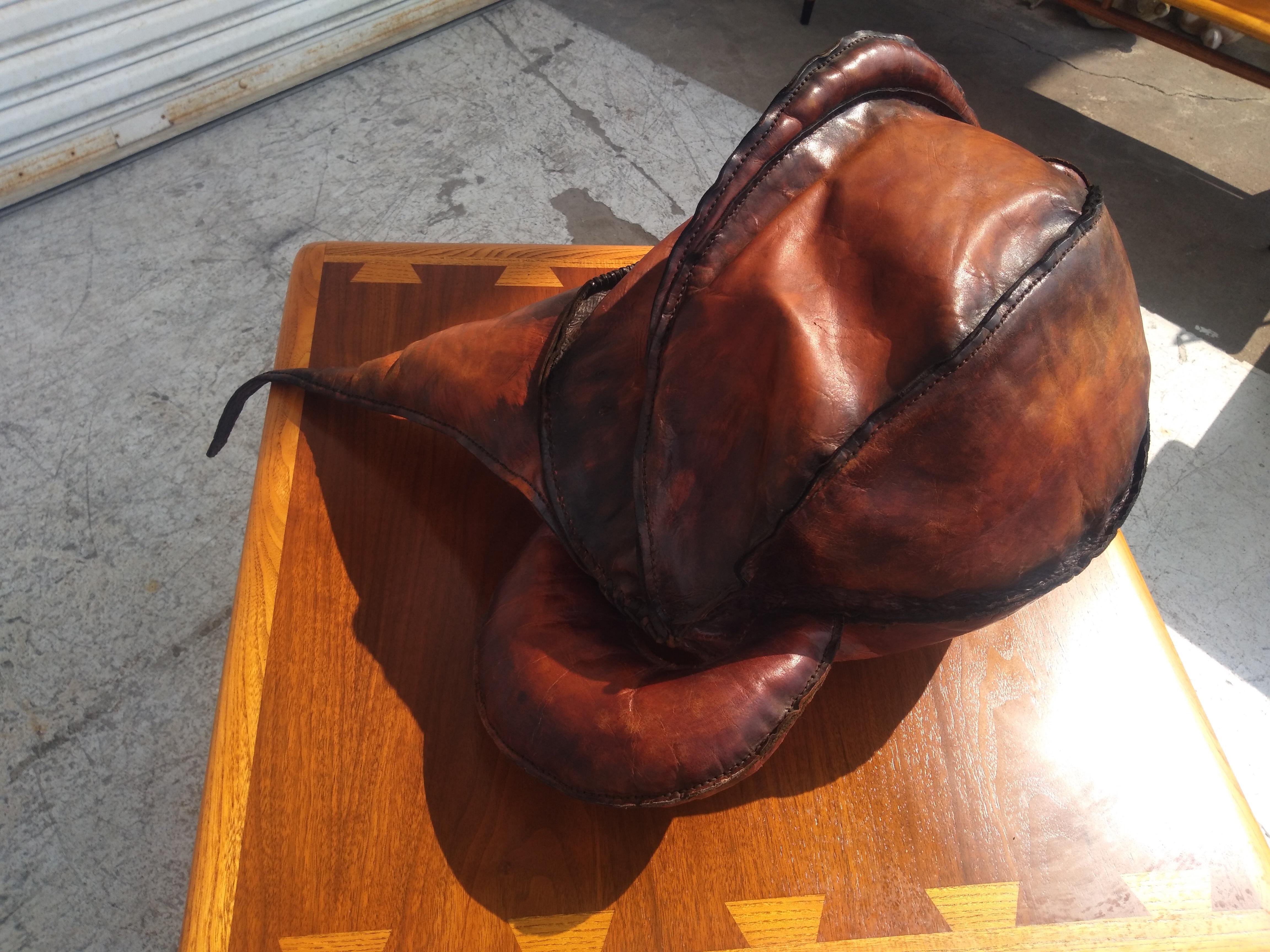Si tratta di una scultura astratta in pelle unica nel suo genere. È realizzato nello stile dell'azienda tedesca Deru.  Sarà sicuramente un pezzo di conversazione nella tua collezione d'arte.