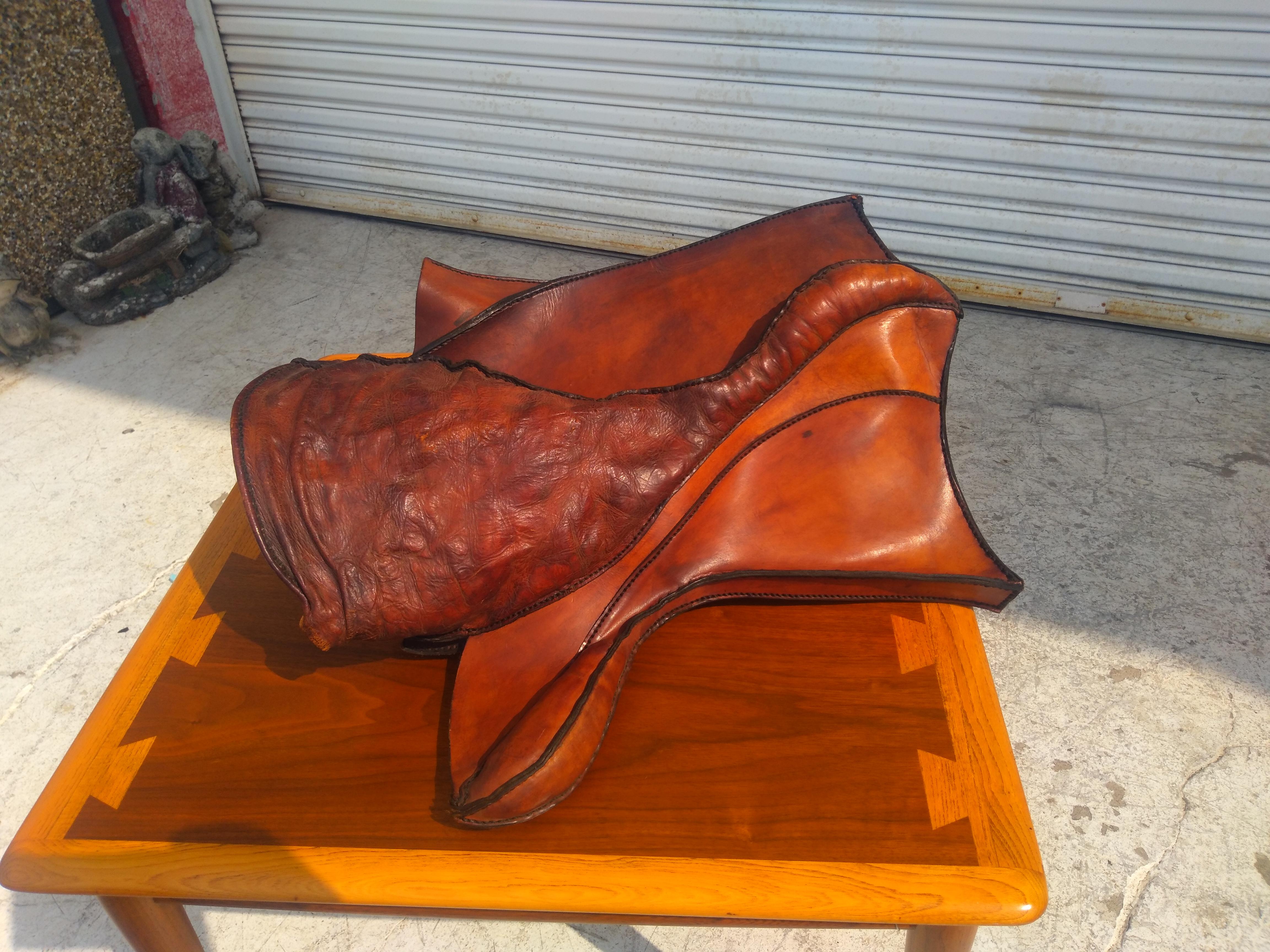 Questa è una scultura astratta in stile Deru. È realizzato in pelle. Sarà una bella aggiunta alla tua collezione d'arte.