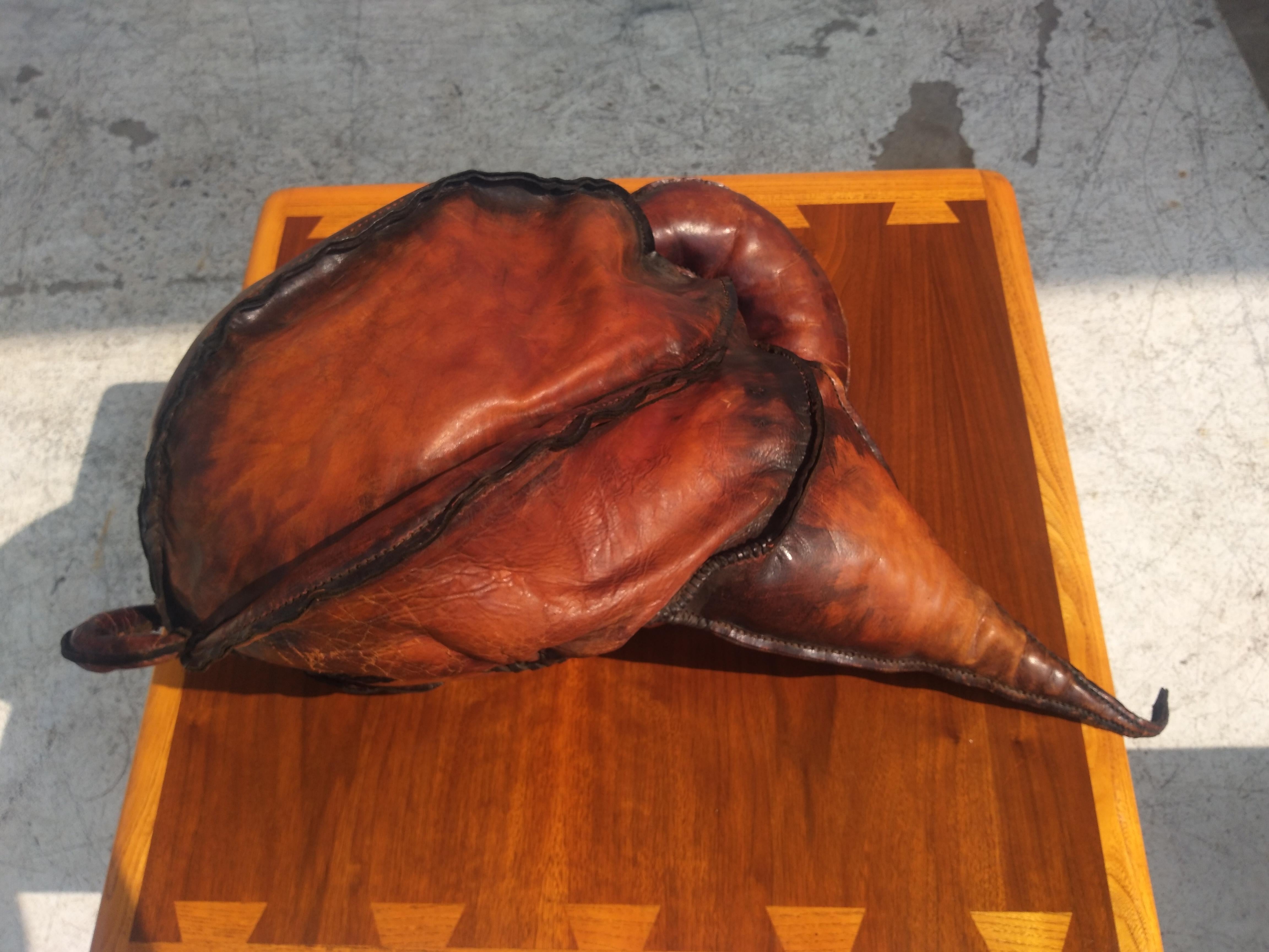 Fatto a mano Scultura astratta in pelle in stile Deru in vendita