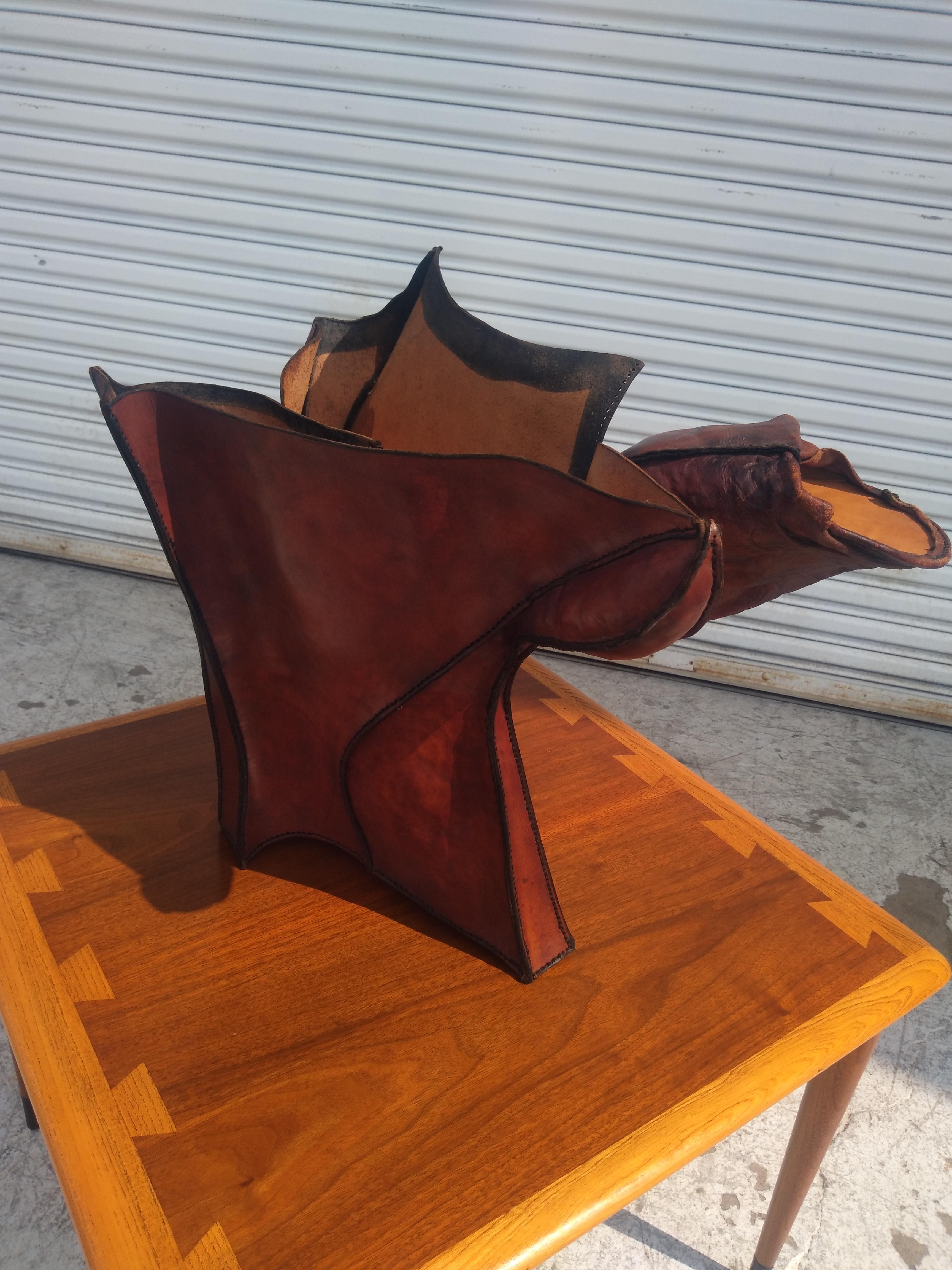 Fatto a mano Scultura astratta in pelle in stile Deru in vendita